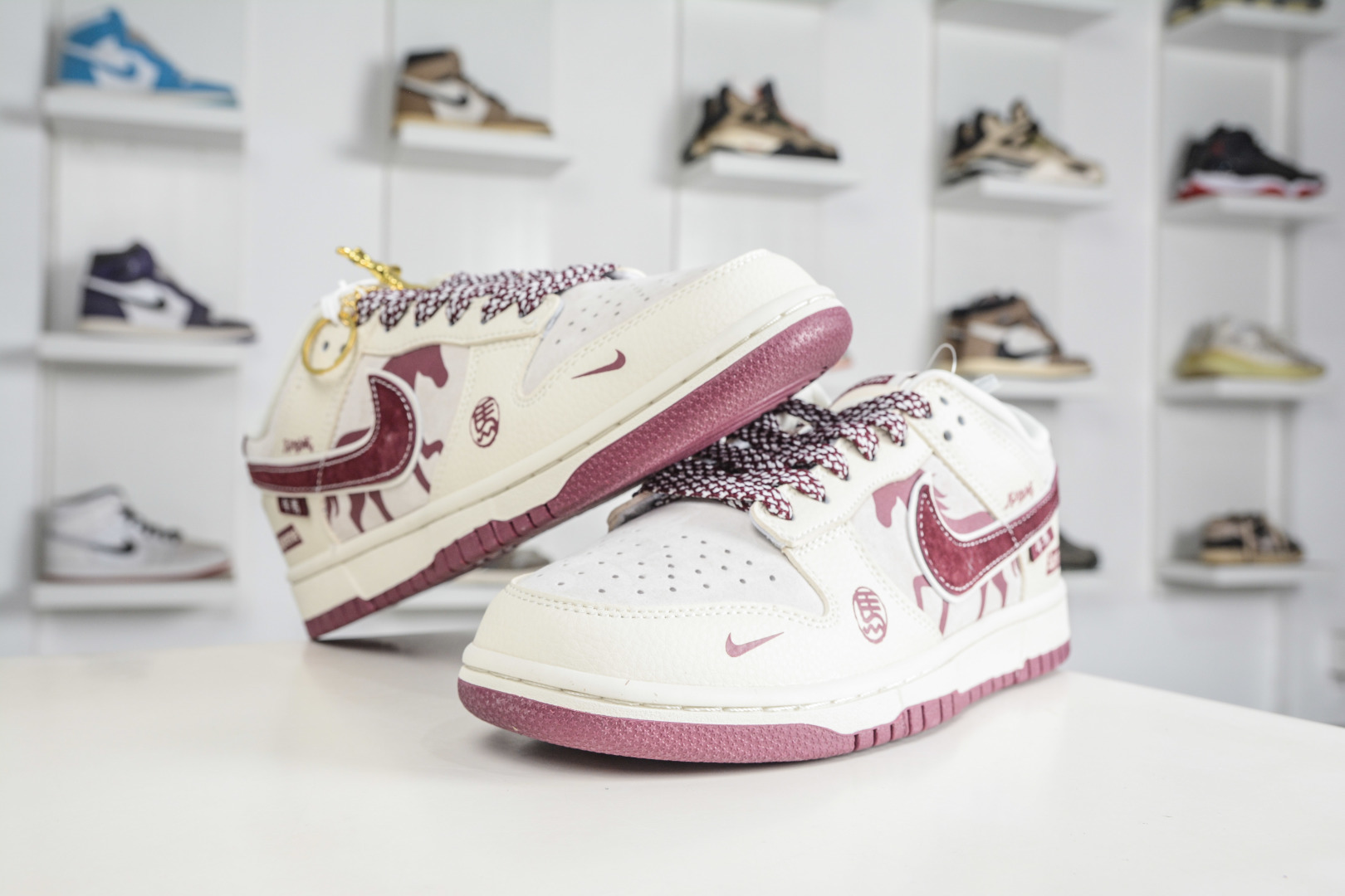 Nike SB Dunk Low x Superme SUP马年限定联名-米白酒红 DN3168-011-Top High Quatity Cheap Sneakers Fashion Clothing Clothes Bags handbags Shoes of all Brand wholesale With The best Quality And Beautiful Price from China Factory Chinese suppliers wholesaler seller Nike SB Dunk Low x Superme SUP马年限定联名-米白酒红 DN3168-011