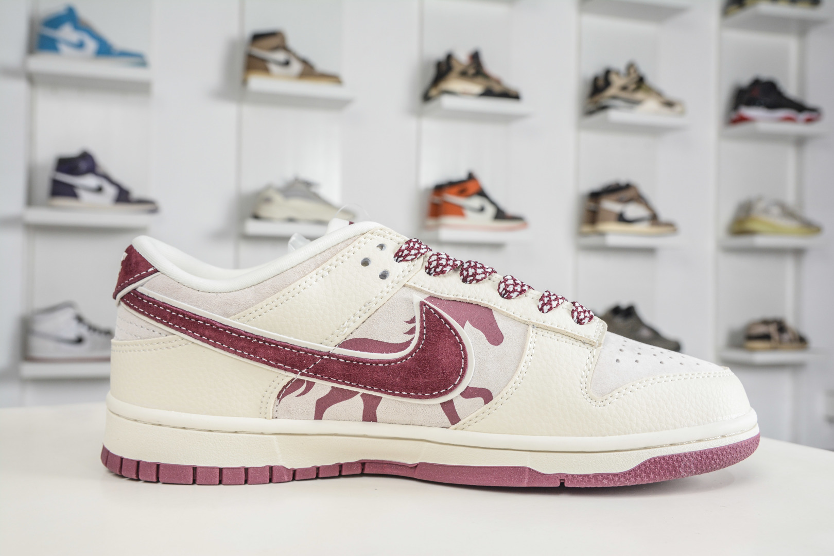 Nike SB Dunk Low x Superme SUP马年限定联名-米白酒红 DN3168-011-Top High Quatity Cheap Sneakers Fashion Clothing Clothes Bags handbags Shoes of all Brand wholesale With The best Quality And Beautiful Price from China Factory Chinese suppliers wholesaler seller Nike SB Dunk Low x Superme SUP马年限定联名-米白酒红 DN3168-011
