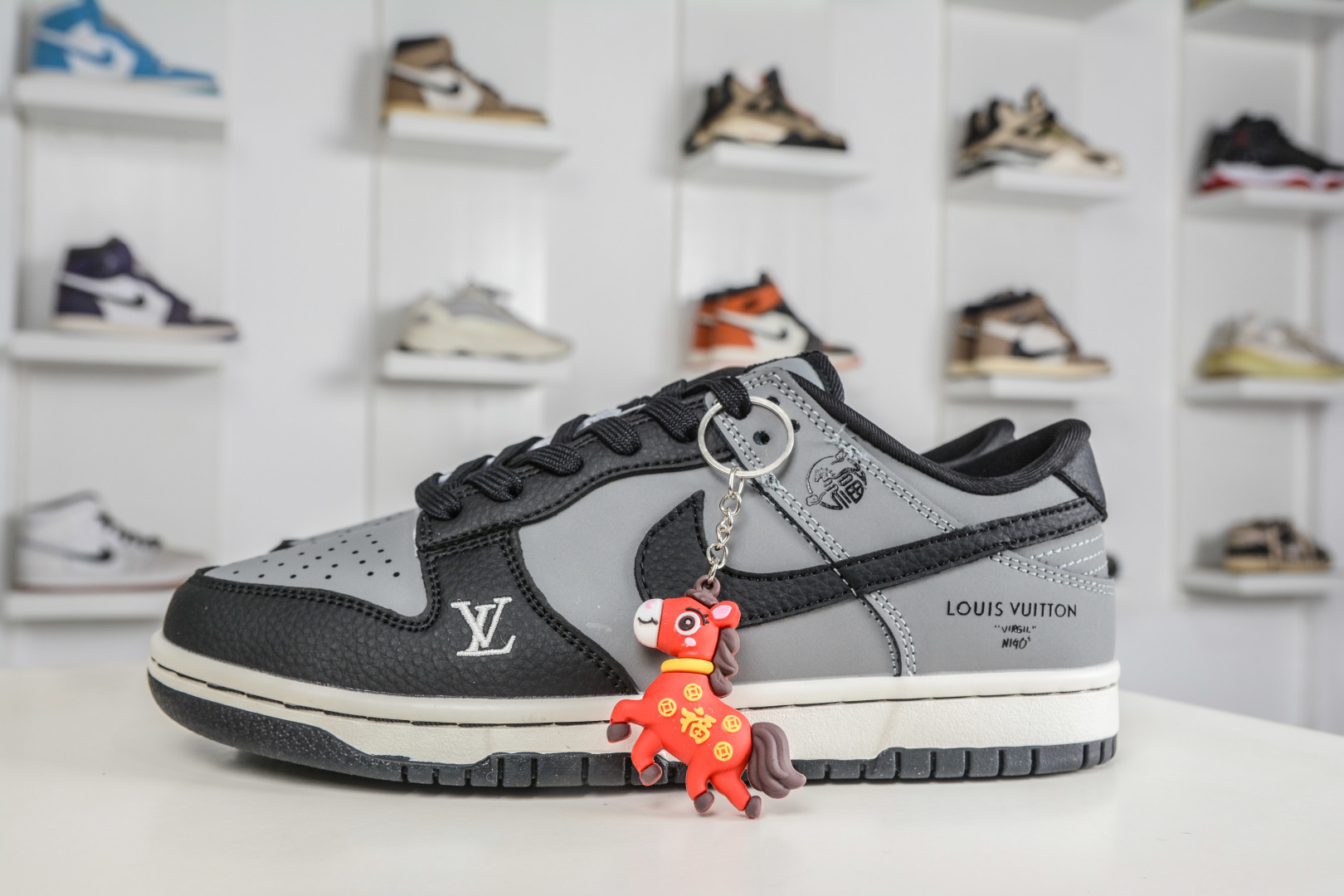 270 Nike SB Dunk Low x Louis Vuitton LV马年限定联名-黑灰 NH0601-481-Chinese UA Cheap High Quatity Brand Clothes Bags handbags Sneakers wholesale wholesaler seller from China Factory suppliers Fashion Clothing Shoes best Quality Beautiful Price 270 Nike SB Dunk Low x Louis Vuitton LV马年限定联名-黑灰 NH0601-481