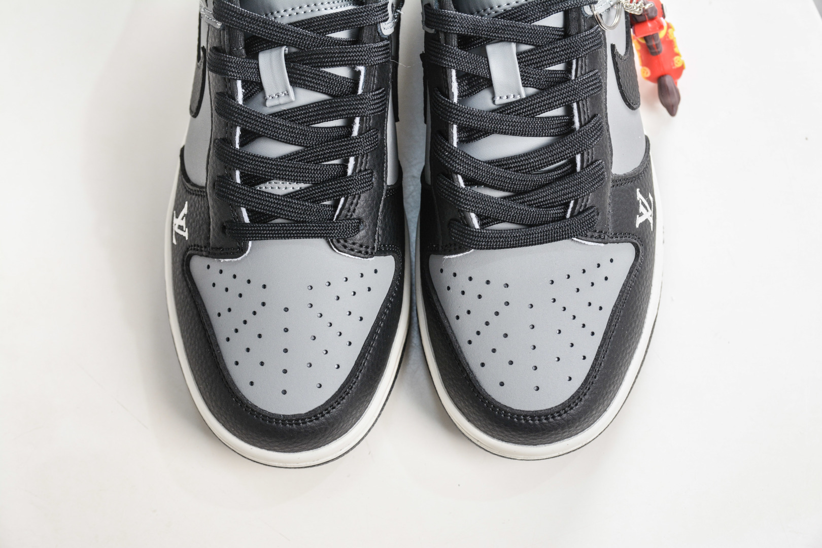 270 Nike SB Dunk Low x Louis Vuitton LV马年限定联名-黑灰 NH0601-481-Chinese UA Cheap High Quatity Brand Clothes Bags handbags Sneakers wholesale wholesaler seller from China Factory suppliers Fashion Clothing Shoes best Quality Beautiful Price 270 Nike SB Dunk Low x Louis Vuitton LV马年限定联名-黑灰 NH0601-481