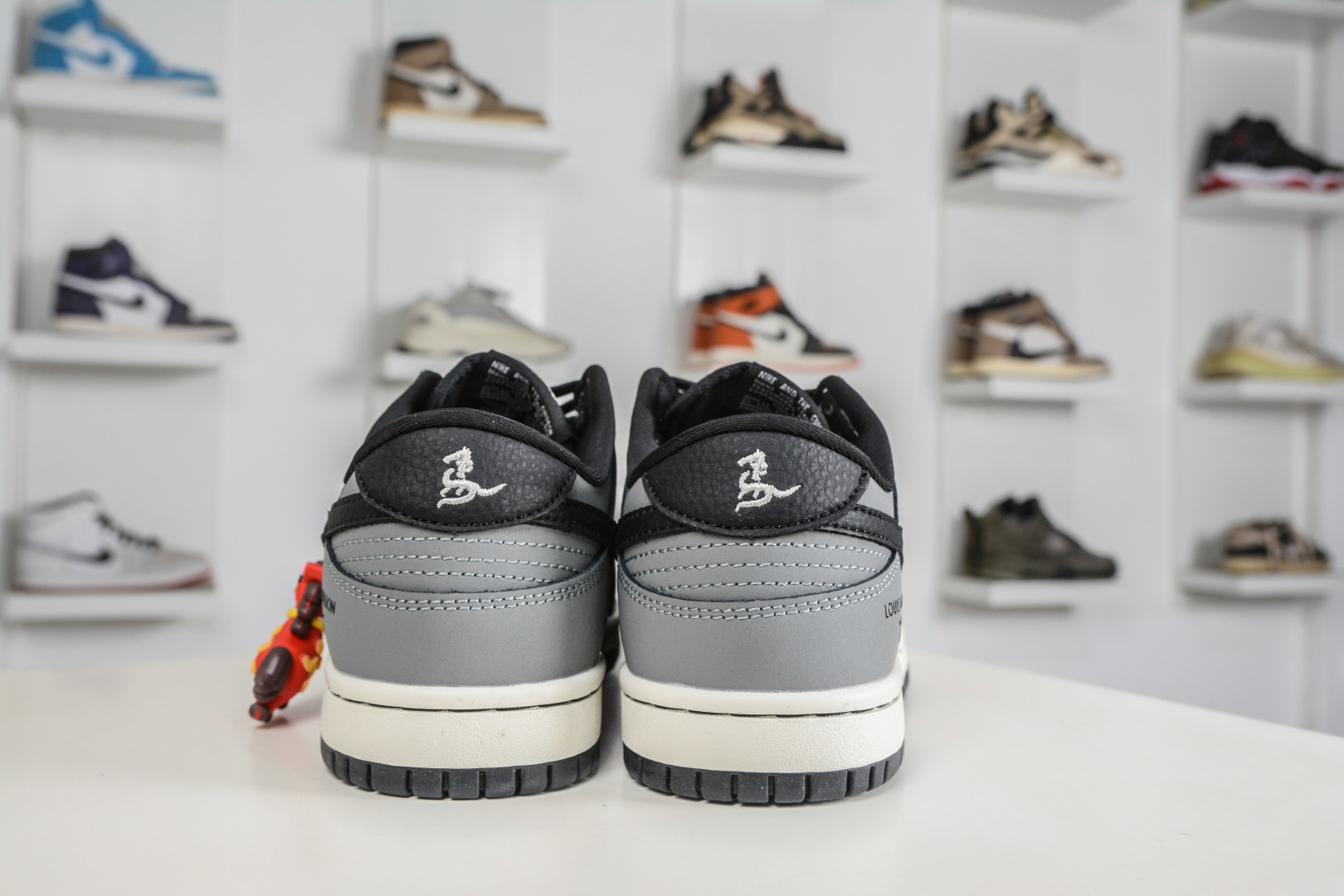 270 Nike SB Dunk Low x Louis Vuitton LV马年限定联名-黑灰 NH0601-481-Chinese UA Cheap High Quatity Brand Clothes Bags handbags Sneakers wholesale wholesaler seller from China Factory suppliers Fashion Clothing Shoes best Quality Beautiful Price 270 Nike SB Dunk Low x Louis Vuitton LV马年限定联名-黑灰 NH0601-481