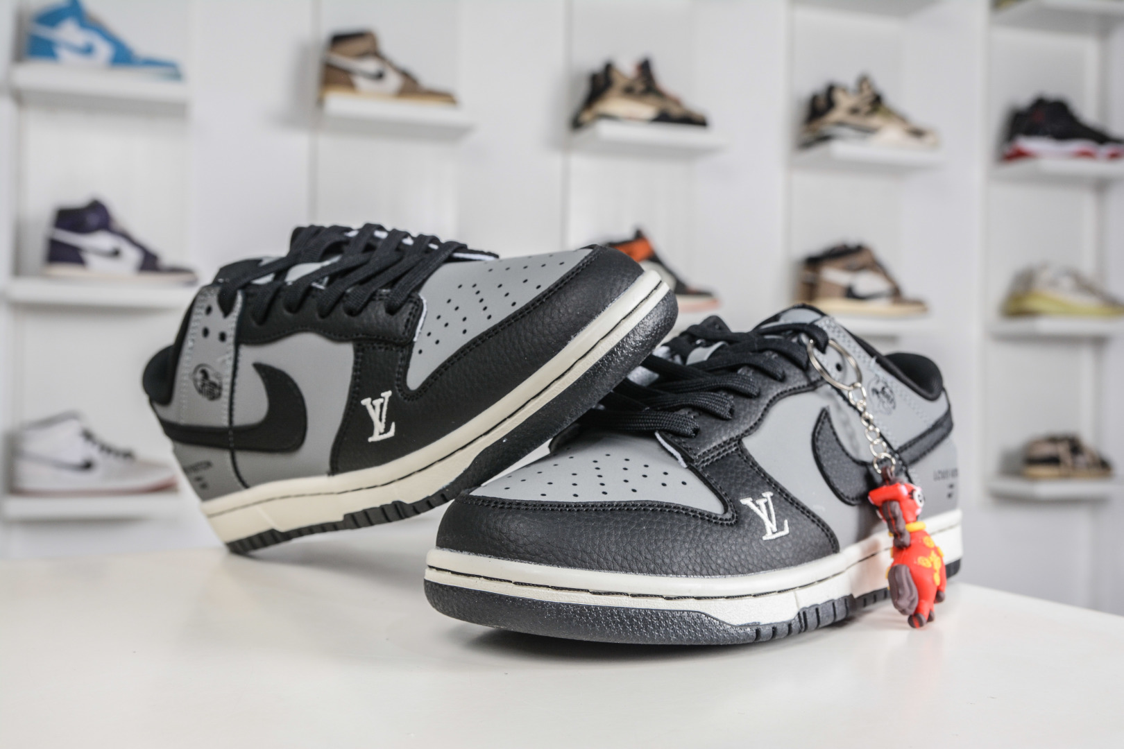 270 Nike SB Dunk Low x Louis Vuitton LV马年限定联名-黑灰 NH0601-481-Chinese UA Cheap High Quatity Brand Clothes Bags handbags Sneakers wholesale wholesaler seller from China Factory suppliers Fashion Clothing Shoes best Quality Beautiful Price 270 Nike SB Dunk Low x Louis Vuitton LV马年限定联名-黑灰 NH0601-481