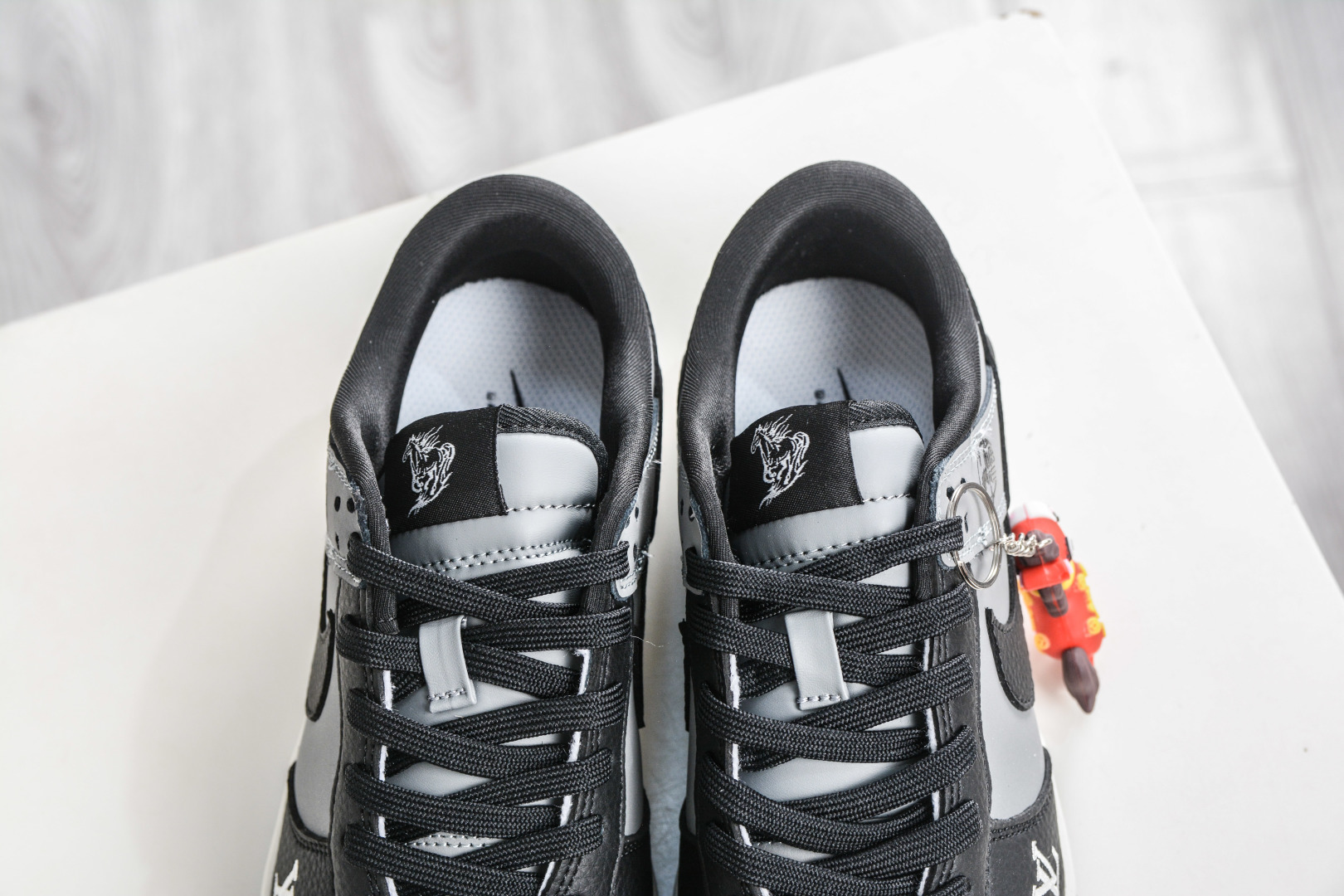 270 Nike SB Dunk Low x Louis Vuitton LV马年限定联名-黑灰 NH0601-481-Chinese UA Cheap High Quatity Brand Clothes Bags handbags Sneakers wholesale wholesaler seller from China Factory suppliers Fashion Clothing Shoes best Quality Beautiful Price 270 Nike SB Dunk Low x Louis Vuitton LV马年限定联名-黑灰 NH0601-481