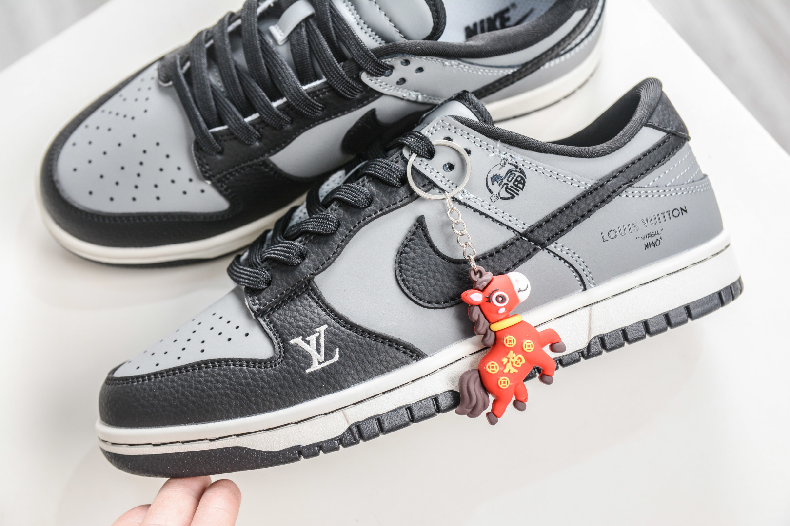 270 Nike SB Dunk Low x Louis Vuitton LV马年限定联名-黑灰 NH0601-481-Chinese UA Cheap High Quatity Brand Clothes Bags handbags Sneakers wholesale wholesaler seller from China Factory suppliers Fashion Clothing Shoes best Quality Beautiful Price 270 Nike SB Dunk Low x Louis Vuitton LV马年限定联名-黑灰 NH0601-481