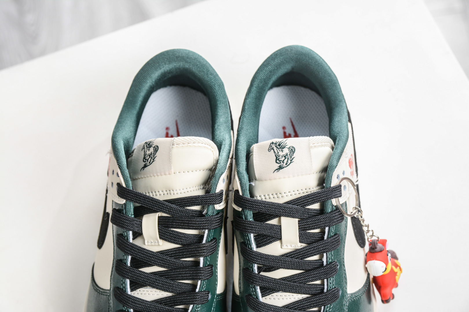Nike SB Dunk Low x Superme SUP马年限定联名-苔绿奶杏 NH0601-483-Top High Quatity Cheap Sneakers Fashion Clothing Clothes Bags handbags Shoes of all Brand wholesale With The best Quality And Beautiful Price from China Factory Chinese suppliers wholesaler seller Nike SB Dunk Low x Superme SUP马年限定联名-苔绿奶杏 NH0601-483