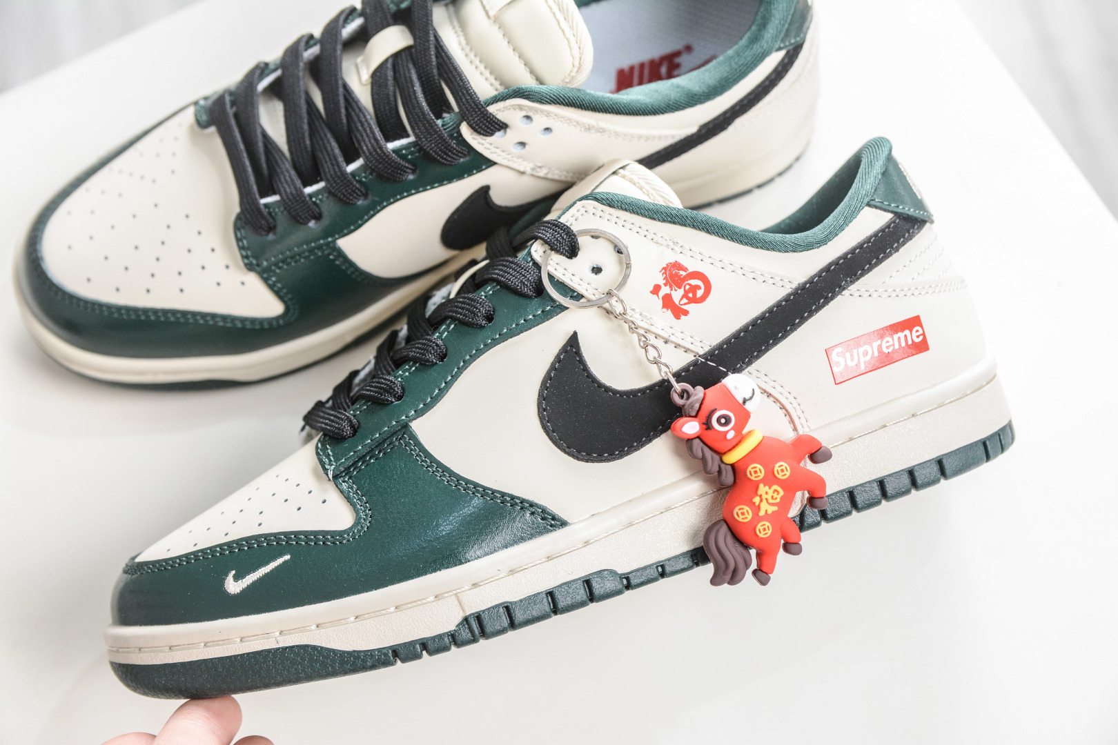 Nike SB Dunk Low x Superme SUP马年限定联名-苔绿奶杏 NH0601-483-Top High Quatity Cheap Sneakers Fashion Clothing Clothes Bags handbags Shoes of all Brand wholesale With The best Quality And Beautiful Price from China Factory Chinese suppliers wholesaler seller Nike SB Dunk Low x Superme SUP马年限定联名-苔绿奶杏 NH0601-483