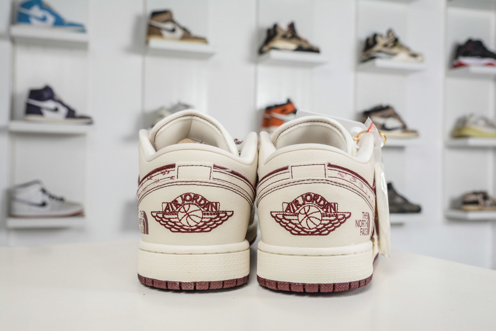 Air Jordan 1 Retro Low x The North Face 北面马年限定联名- 鎏金马纹 QL1988-005-Top High Quatity Cheap Sneakers Fashion Clothing Clothes Bags handbags Shoes of all Brand wholesale With The best Quality And Beautiful Price from China Factory Chinese suppliers wholesaler seller Air Jordan 1 Retro Low x The North Face 北面马年限定联名- 鎏金马纹 QL1988-005