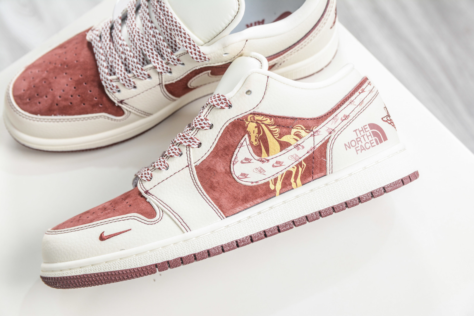 Air Jordan 1 Retro Low x The North Face 北面马年限定联名- 鎏金马纹 QL1988-005-Top High Quatity Cheap Sneakers Fashion Clothing Clothes Bags handbags Shoes of all Brand wholesale With The best Quality And Beautiful Price from China Factory Chinese suppliers wholesaler seller Air Jordan 1 Retro Low x The North Face 北面马年限定联名- 鎏金马纹 QL1988-005