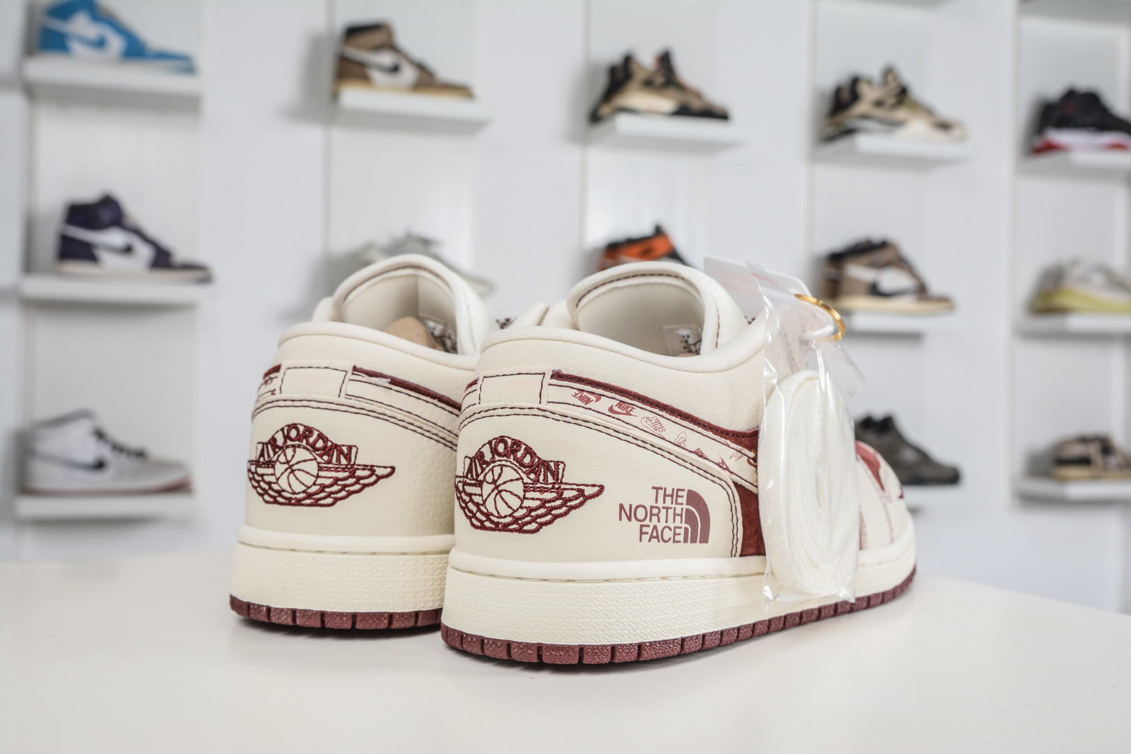Air Jordan 1 Retro Low x The North Face 北面马年限定联名- 鎏金马纹 QL1988-005-Top High Quatity Cheap Sneakers Fashion Clothing Clothes Bags handbags Shoes of all Brand wholesale With The best Quality And Beautiful Price from China Factory Chinese suppliers wholesaler seller Air Jordan 1 Retro Low x The North Face 北面马年限定联名- 鎏金马纹 QL1988-005