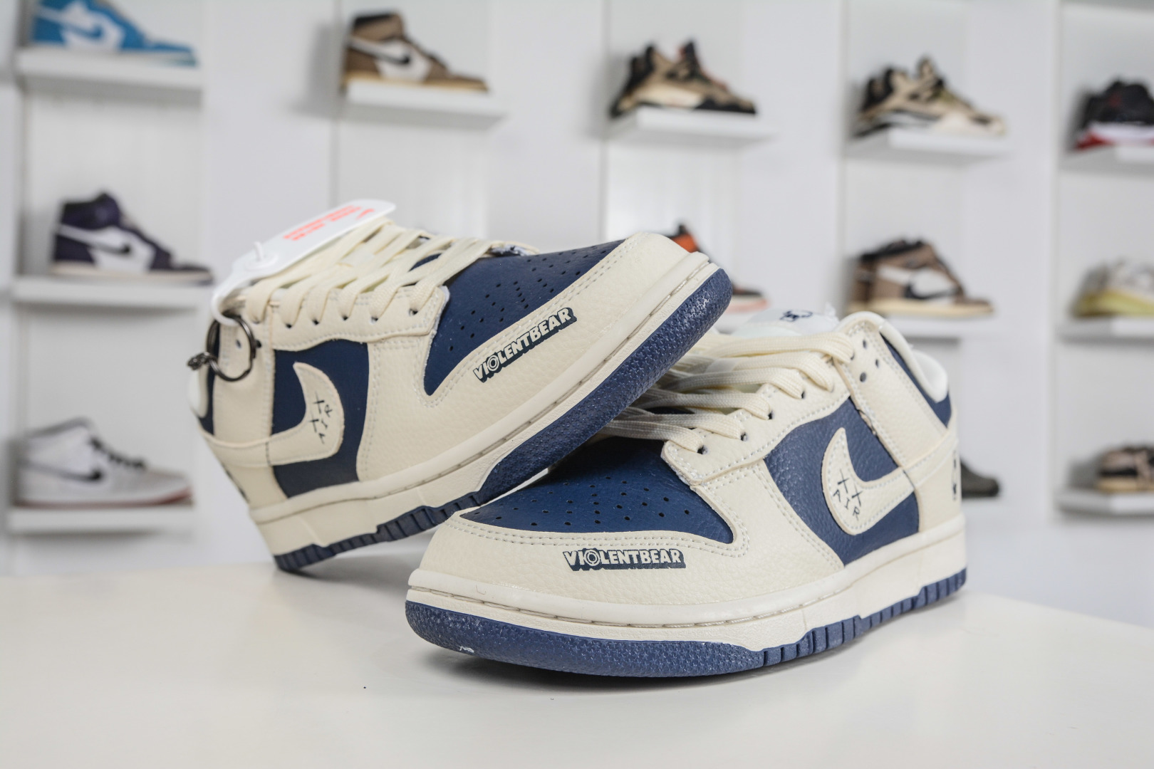 Nike SB Dunk Low x BE@RBRICK 暴力熊联名-白藏蓝 TX1688-012-Top High Quatity Cheap Sneakers Fashion Clothing Clothes Bags handbags Shoes of all Brand wholesale With The best Quality And Beautiful Price from China Factory Chinese suppliers wholesaler seller Nike SB Dunk Low x BE@RBRICK 暴力熊联名-白藏蓝 TX1688-012