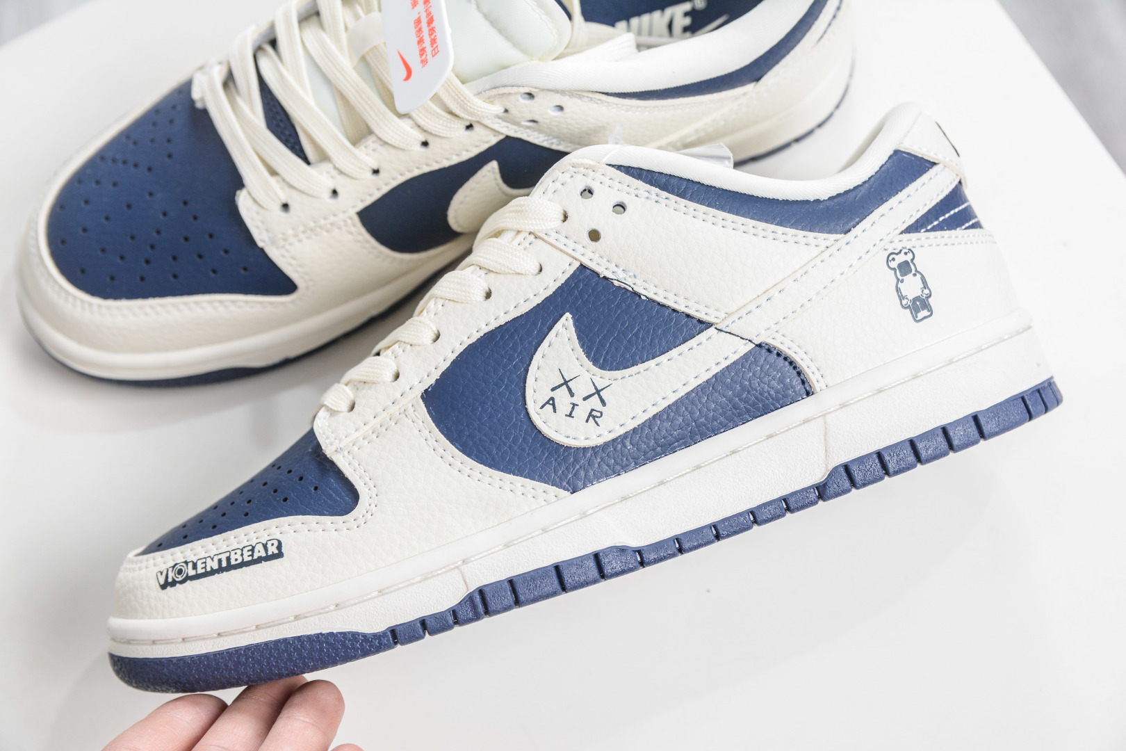 Nike SB Dunk Low x BE@RBRICK 暴力熊联名-白藏蓝 TX1688-012-Top High Quatity Cheap Sneakers Fashion Clothing Clothes Bags handbags Shoes of all Brand wholesale With The best Quality And Beautiful Price from China Factory Chinese suppliers wholesaler seller Nike SB Dunk Low x BE@RBRICK 暴力熊联名-白藏蓝 TX1688-012