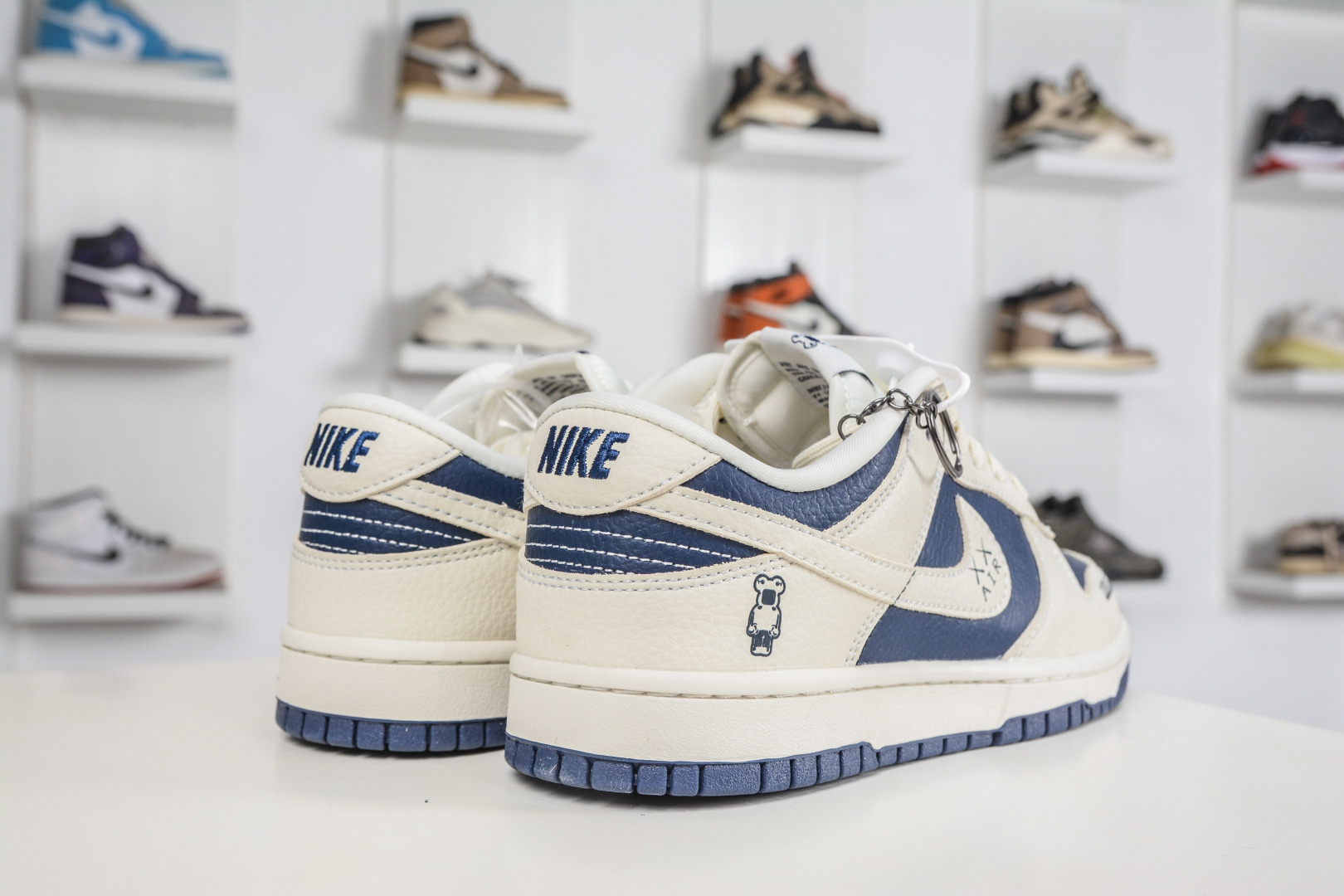 Nike SB Dunk Low x BE@RBRICK 暴力熊联名-白藏蓝 TX1688-012-Top High Quatity Cheap Sneakers Fashion Clothing Clothes Bags handbags Shoes of all Brand wholesale With The best Quality And Beautiful Price from China Factory Chinese suppliers wholesaler seller Nike SB Dunk Low x BE@RBRICK 暴力熊联名-白藏蓝 TX1688-012