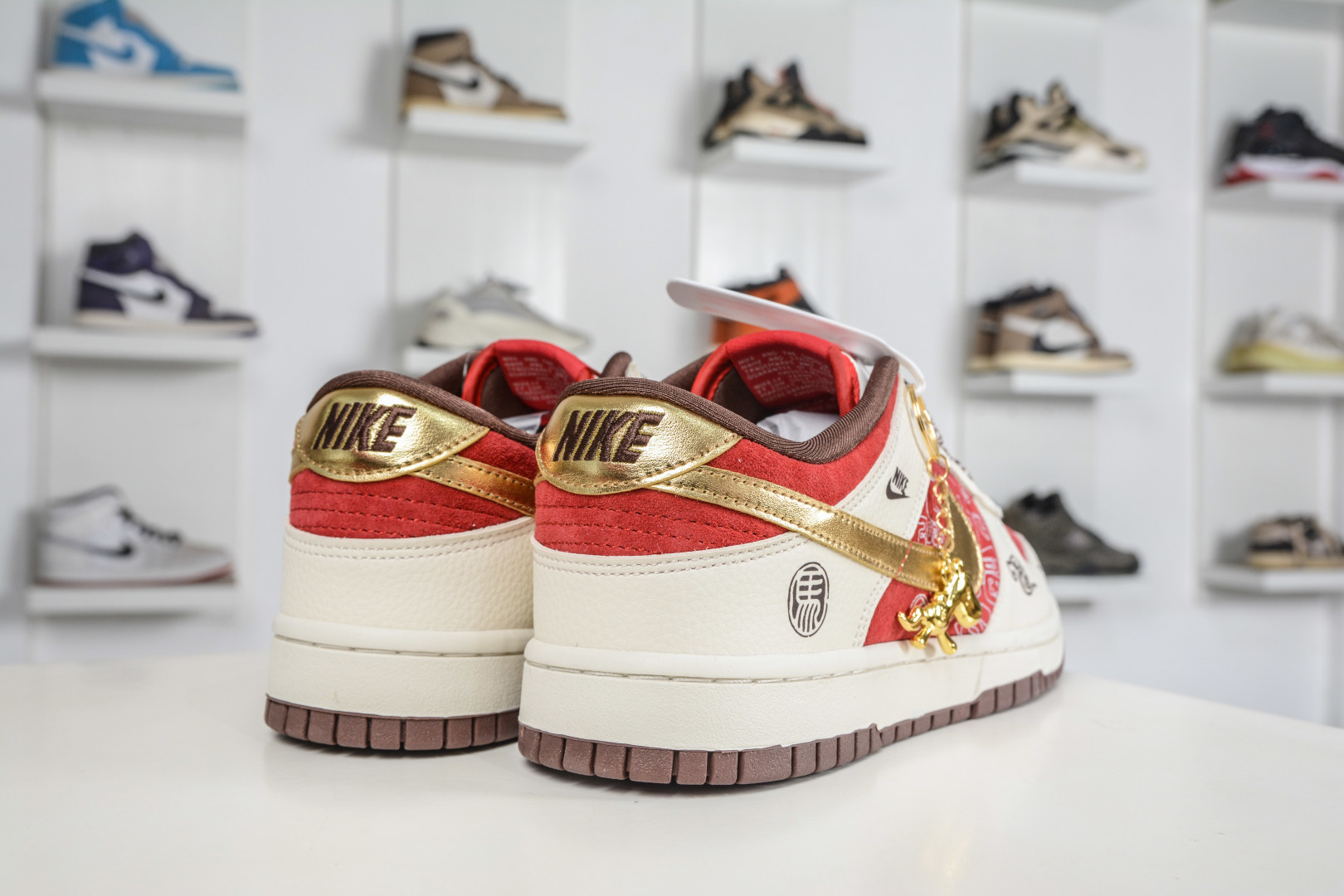 Nike SB Dunk Low 马年限定-米白酒红金钩 DN3168-025