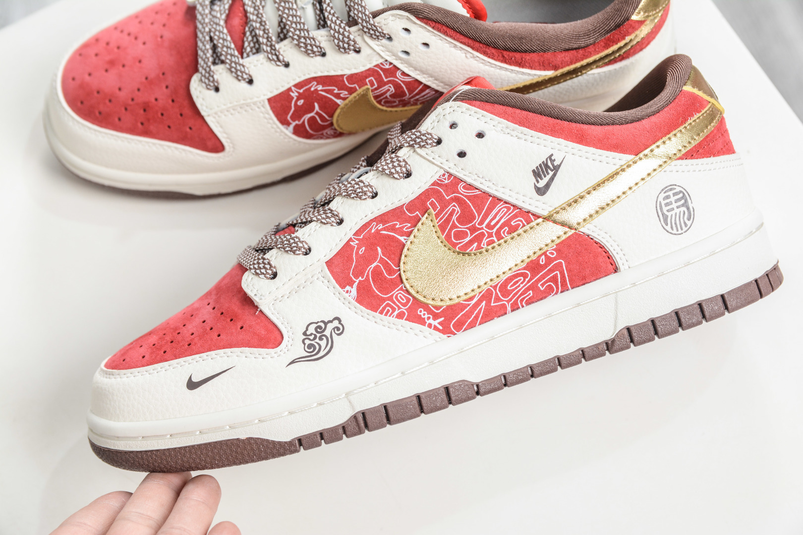 Nike SB Dunk Low 马年限定-米白酒红金钩 DN3168-025