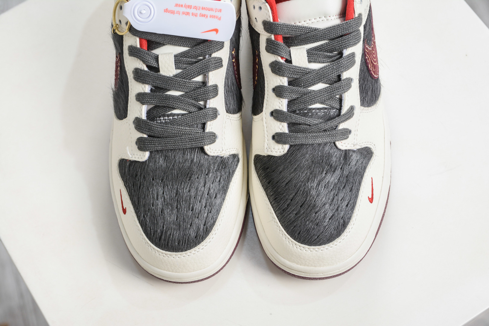 Nike SB Dunk Low 马年限定 白黑马毛 DS6608-021-Top High Quatity Cheap Sneakers Fashion Clothing Clothes Bags handbags Shoes of all Brand wholesale With The best Quality And Beautiful Price from China Factory Chinese suppliers wholesaler seller Nike SB Dunk Low 马年限定 白黑马毛 DS6608-021