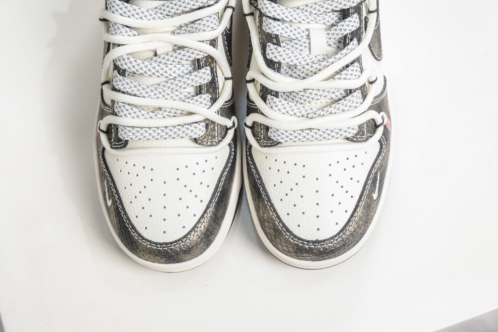 Nike SB Dunk Low 马年限定 黑白绑带 YX5066-310-Top High Quatity Cheap Sneakers Fashion Clothing Clothes Bags handbags Shoes of all Brand wholesale With The best Quality And Beautiful Price from China Factory Chinese suppliers wholesaler seller Nike SB Dunk Low 马年限定 黑白绑带 YX5066-310