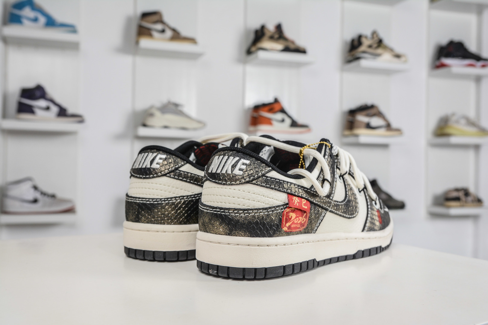 Nike SB Dunk Low 马年限定 黑白绑带 YX5066-310-Top High Quatity Cheap Sneakers Fashion Clothing Clothes Bags handbags Shoes of all Brand wholesale With The best Quality And Beautiful Price from China Factory Chinese suppliers wholesaler seller Nike SB Dunk Low 马年限定 黑白绑带 YX5066-310