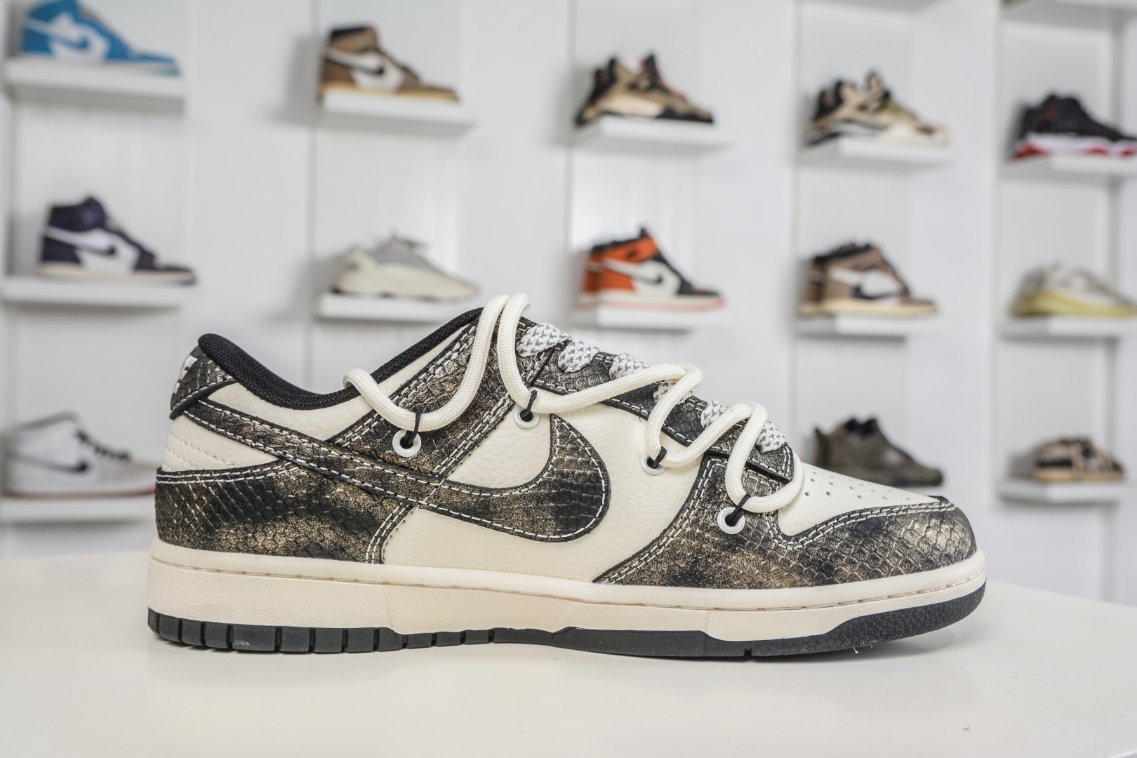 Nike SB Dunk Low 马年限定 黑白绑带 YX5066-310-Top High Quatity Cheap Sneakers Fashion Clothing Clothes Bags handbags Shoes of all Brand wholesale With The best Quality And Beautiful Price from China Factory Chinese suppliers wholesaler seller Nike SB Dunk Low 马年限定 黑白绑带 YX5066-310