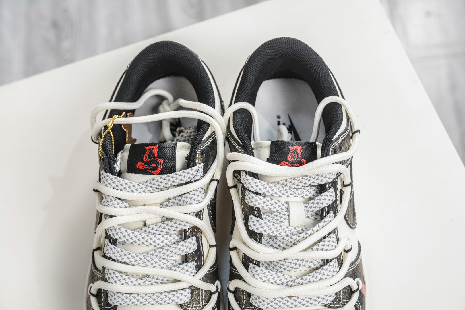 Nike SB Dunk Low 马年限定 黑白绑带 YX5066-310-Top High Quatity Cheap Sneakers Fashion Clothing Clothes Bags handbags Shoes of all Brand wholesale With The best Quality And Beautiful Price from China Factory Chinese suppliers wholesaler seller Nike SB Dunk Low 马年限定 黑白绑带 YX5066-310