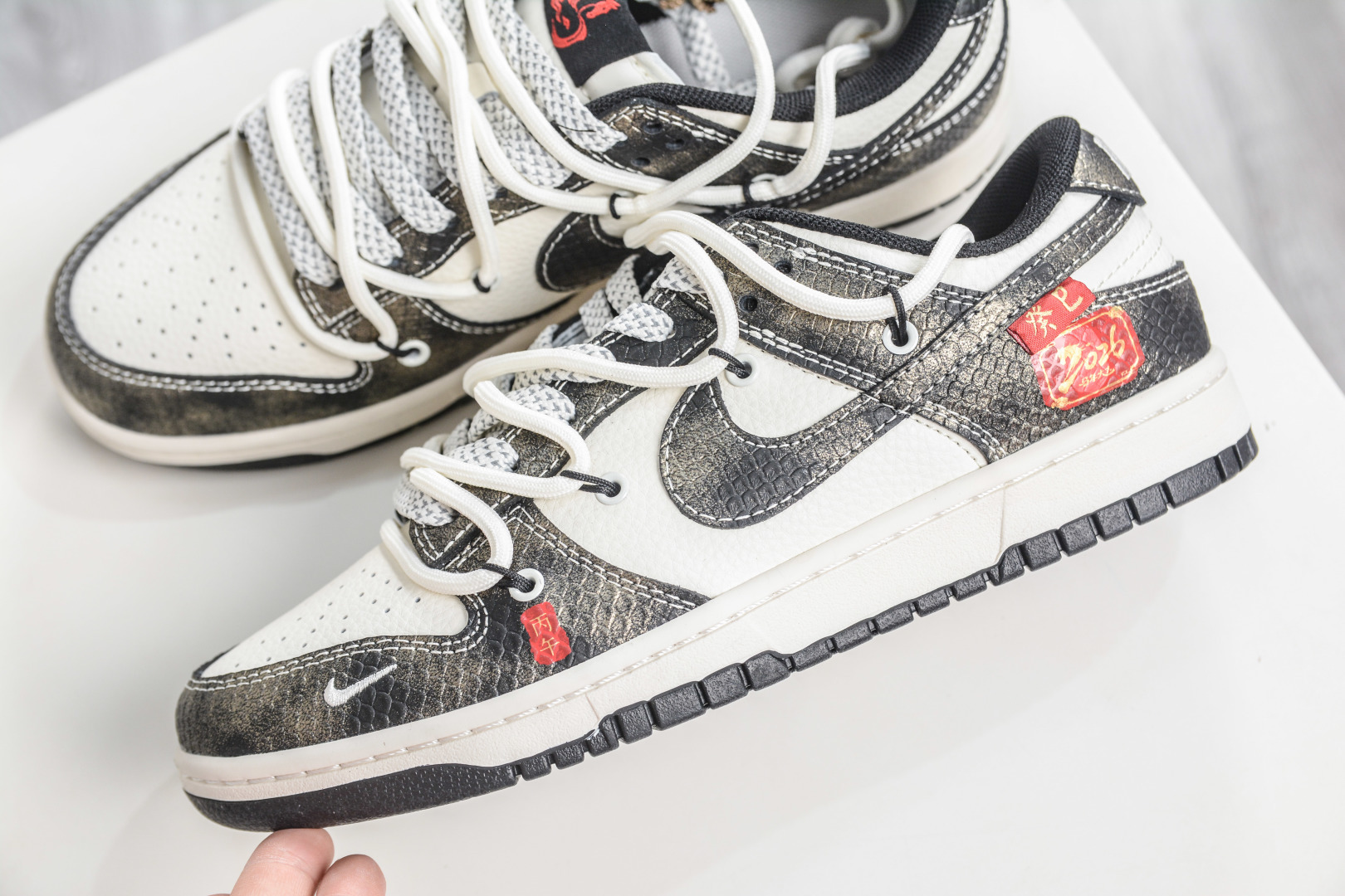 Nike SB Dunk Low 马年限定 黑白绑带 YX5066-310-Top High Quatity Cheap Sneakers Fashion Clothing Clothes Bags handbags Shoes of all Brand wholesale With The best Quality And Beautiful Price from China Factory Chinese suppliers wholesaler seller Nike SB Dunk Low 马年限定 黑白绑带 YX5066-310