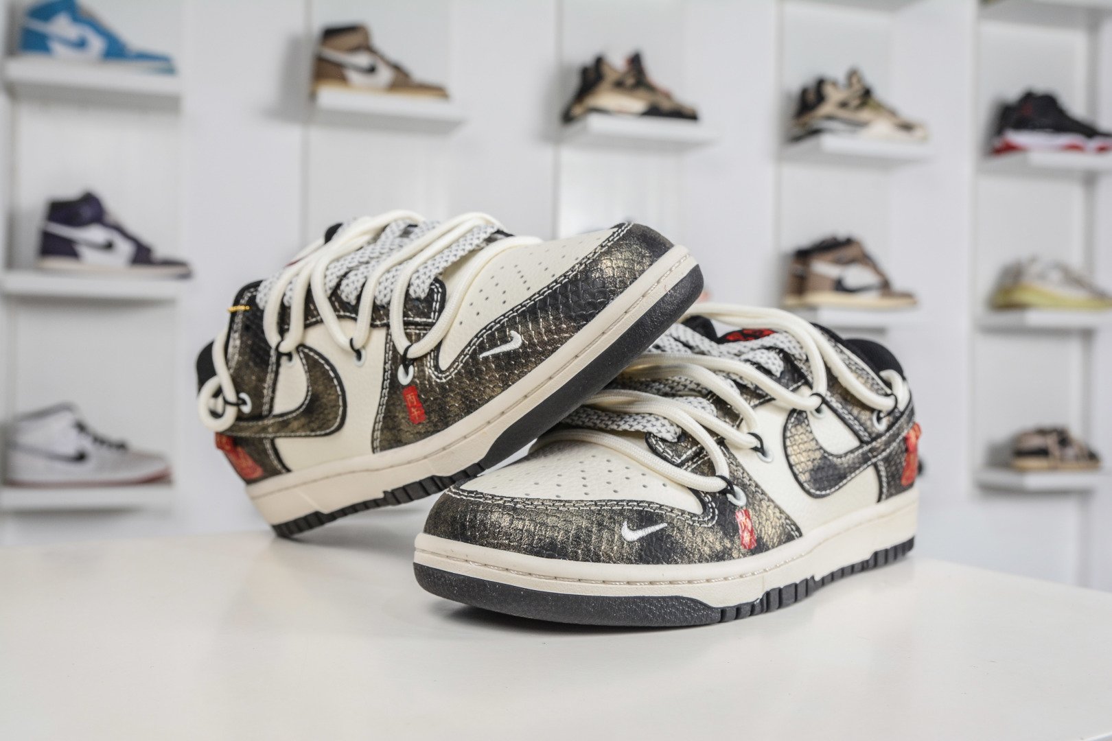 Nike SB Dunk Low 马年限定 黑白绑带 YX5066-310-Top High Quatity Cheap Sneakers Fashion Clothing Clothes Bags handbags Shoes of all Brand wholesale With The best Quality And Beautiful Price from China Factory Chinese suppliers wholesaler seller Nike SB Dunk Low 马年限定 黑白绑带 YX5066-310