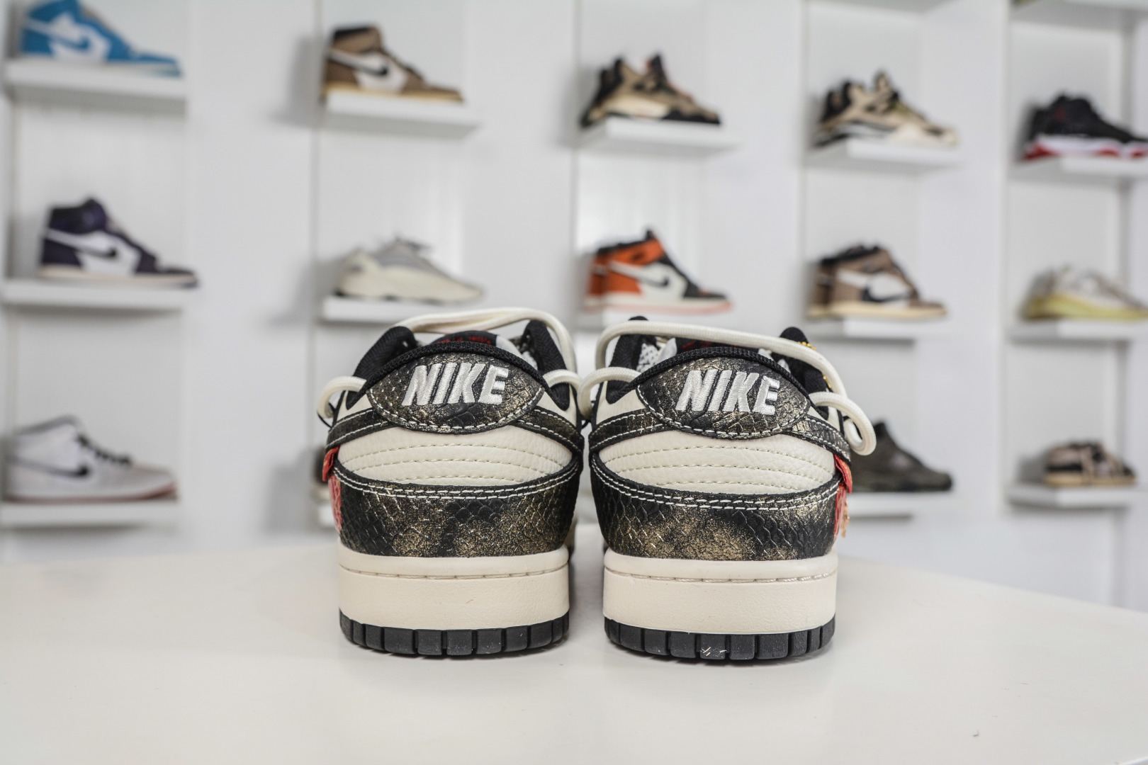 Nike SB Dunk Low 马年限定 黑白绑带 YX5066-310-Top High Quatity Cheap Sneakers Fashion Clothing Clothes Bags handbags Shoes of all Brand wholesale With The best Quality And Beautiful Price from China Factory Chinese suppliers wholesaler seller Nike SB Dunk Low 马年限定 黑白绑带 YX5066-310