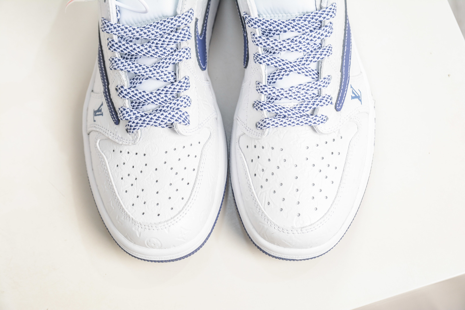 270 TS x Air Jordan x Louis Vuitton AJ1 Low 倒钩低帮LV联名-白蓝满印 LD2028-062-Chinese UA Cheap High Quatity Brand Clothes Bags handbags Sneakers wholesale wholesaler seller from China Factory suppliers Fashion Clothing Shoes best Quality Beautiful Price 270 TS x Air Jordan x Louis Vuitton AJ1 Low 倒钩低帮LV联名-白蓝满印 LD2028-062
