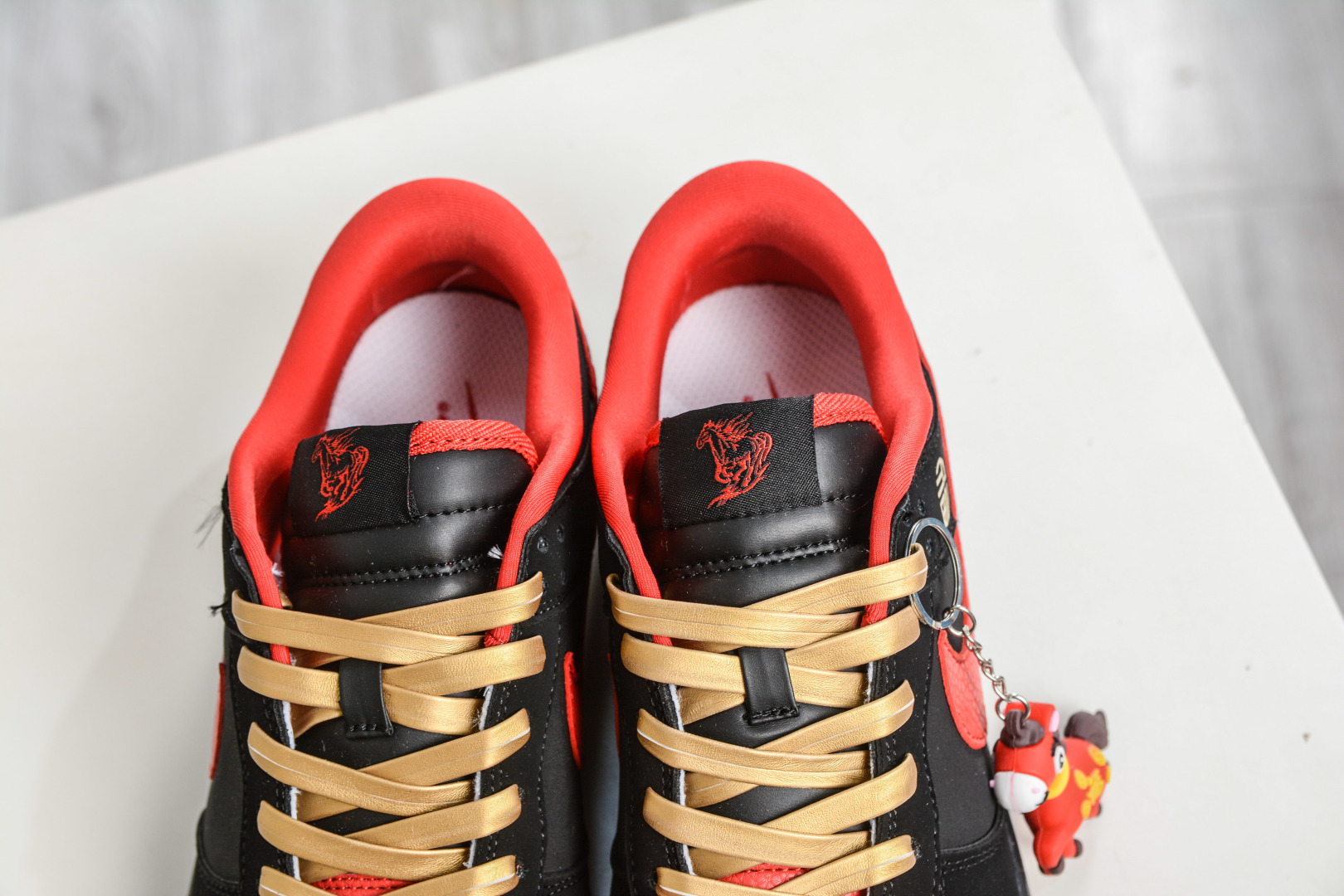 Nike SB Dunk Low x Superme SUP马年限定联名-黑红吉金 NH0601-488-Top High Quatity Cheap Sneakers Fashion Clothing Clothes Bags handbags Shoes of all Brand wholesale With The best Quality And Beautiful Price from China Factory Chinese suppliers wholesaler seller Nike SB Dunk Low x Superme SUP马年限定联名-黑红吉金 NH0601-488