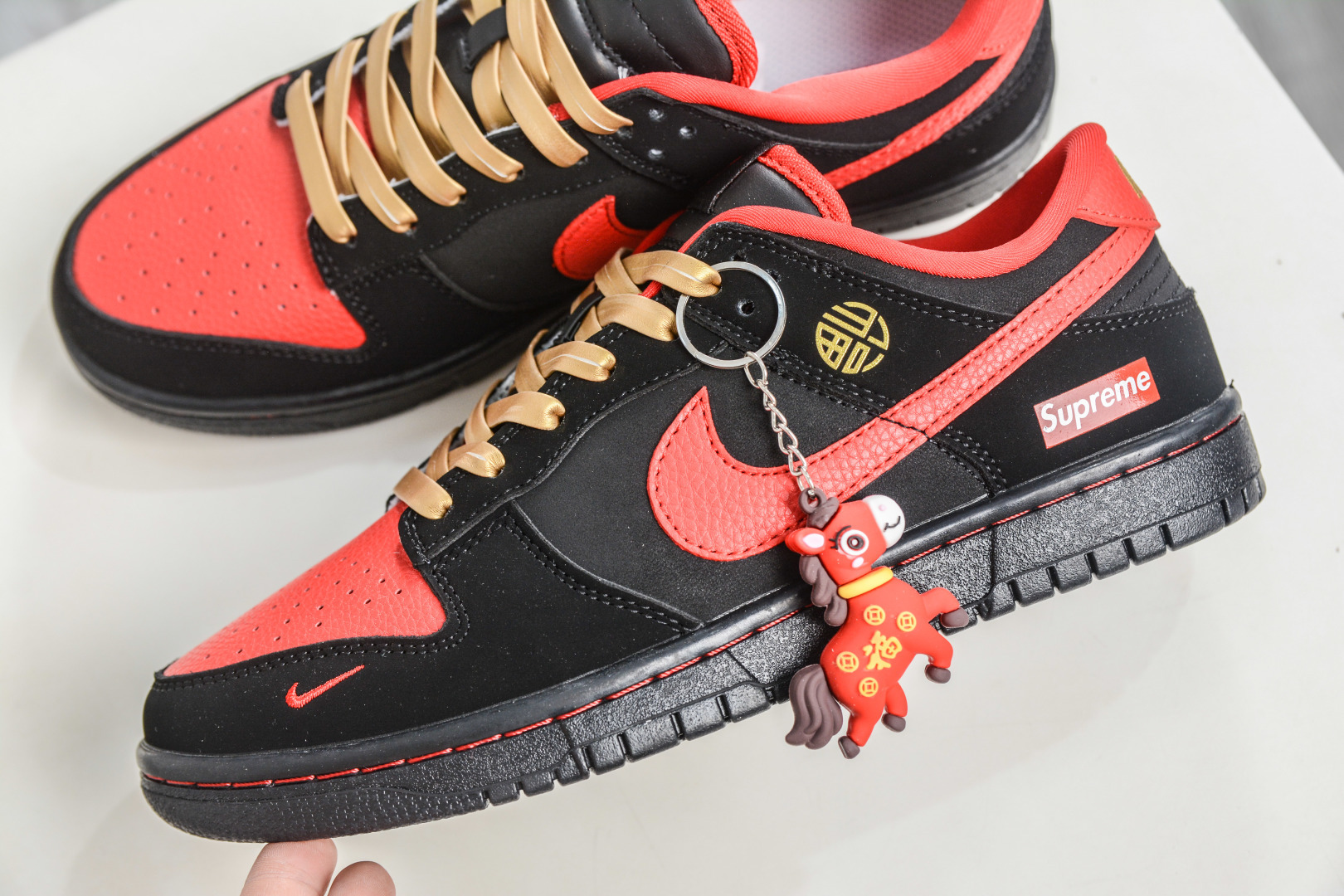 Nike SB Dunk Low x Superme SUP马年限定联名-黑红吉金 NH0601-488-Top High Quatity Cheap Sneakers Fashion Clothing Clothes Bags handbags Shoes of all Brand wholesale With The best Quality And Beautiful Price from China Factory Chinese suppliers wholesaler seller Nike SB Dunk Low x Superme SUP马年限定联名-黑红吉金 NH0601-488