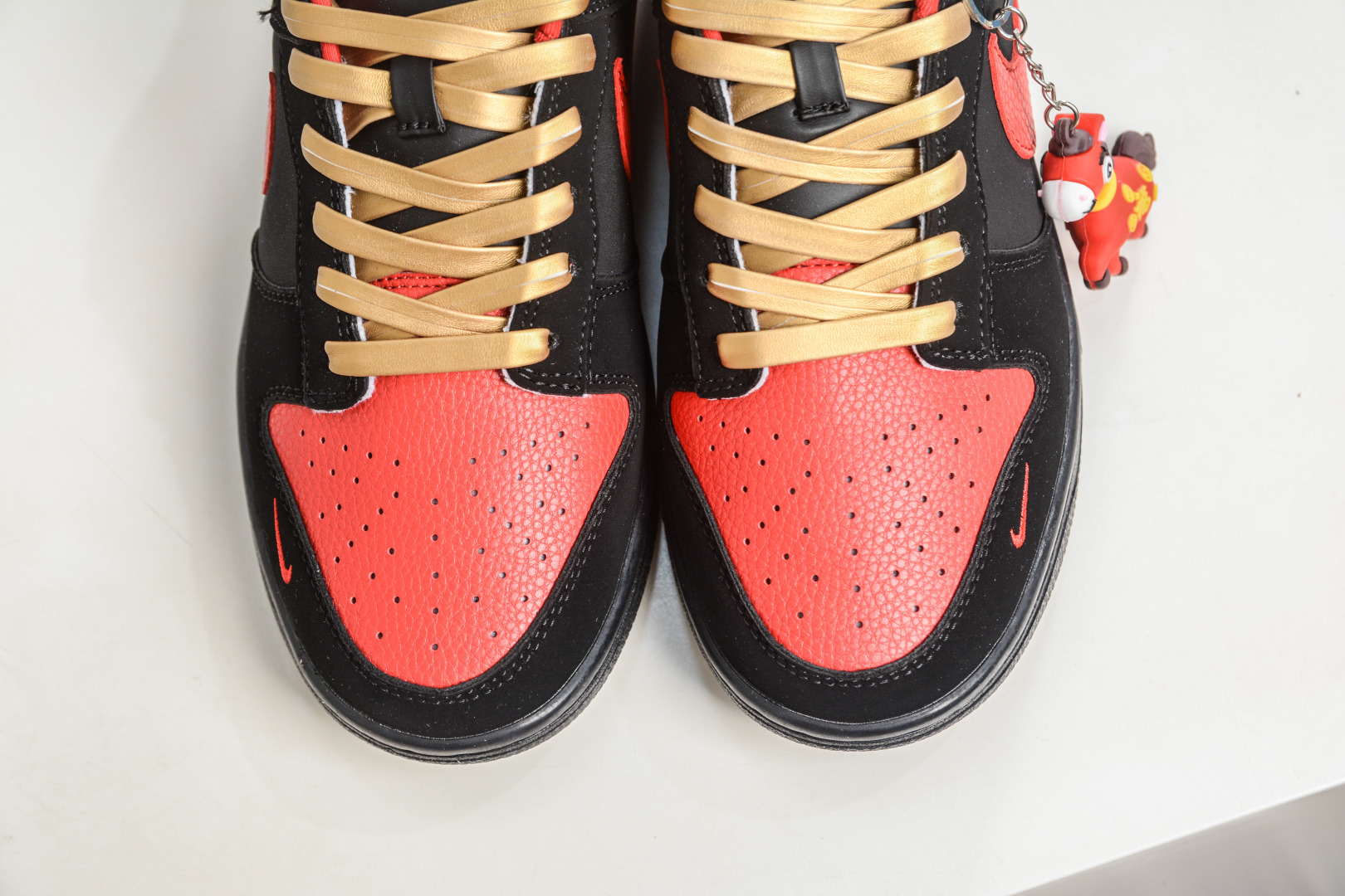 Nike SB Dunk Low x Superme SUP马年限定联名-黑红吉金 NH0601-488-Top High Quatity Cheap Sneakers Fashion Clothing Clothes Bags handbags Shoes of all Brand wholesale With The best Quality And Beautiful Price from China Factory Chinese suppliers wholesaler seller Nike SB Dunk Low x Superme SUP马年限定联名-黑红吉金 NH0601-488