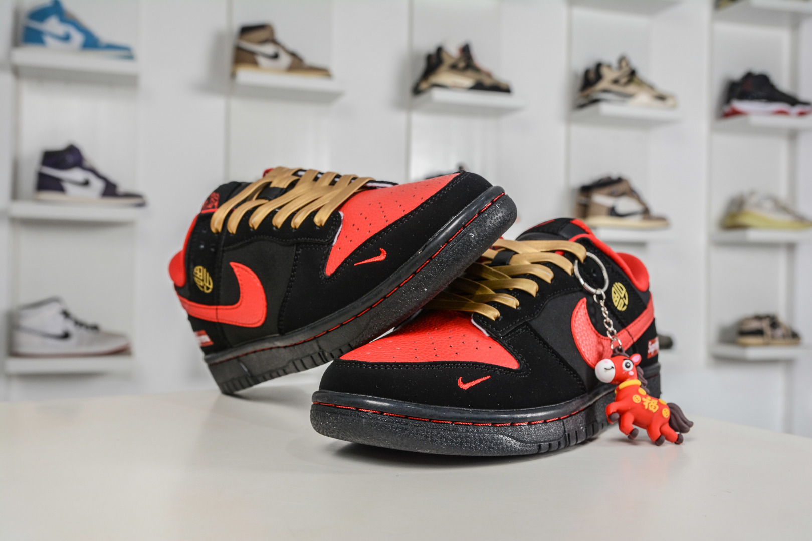 Nike SB Dunk Low x Superme SUP马年限定联名-黑红吉金 NH0601-488-Top High Quatity Cheap Sneakers Fashion Clothing Clothes Bags handbags Shoes of all Brand wholesale With The best Quality And Beautiful Price from China Factory Chinese suppliers wholesaler seller Nike SB Dunk Low x Superme SUP马年限定联名-黑红吉金 NH0601-488