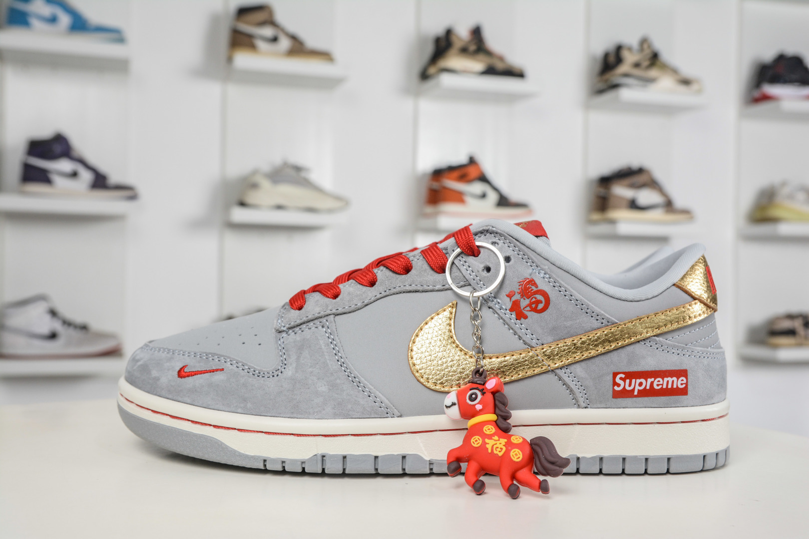 Nike SB Dunk Low x Superme SUP马年限定联名-鸿运灰金 NH0601-485 Nike SB Dunk Low x Superme SUP马年限定联名-鸿运灰金 NH0601-485