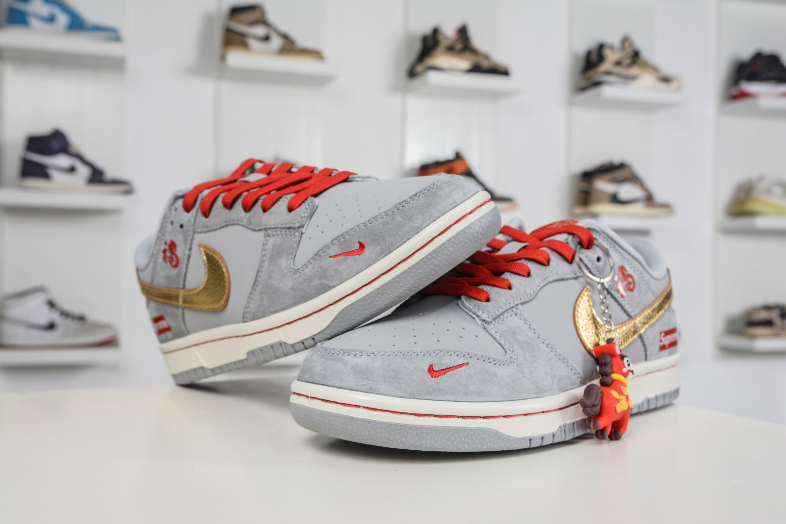 Nike SB Dunk Low x Superme SUP马年限定联名-鸿运灰金 NH0601-485 Nike SB Dunk Low x Superme SUP马年限定联名-鸿运灰金 NH0601-485