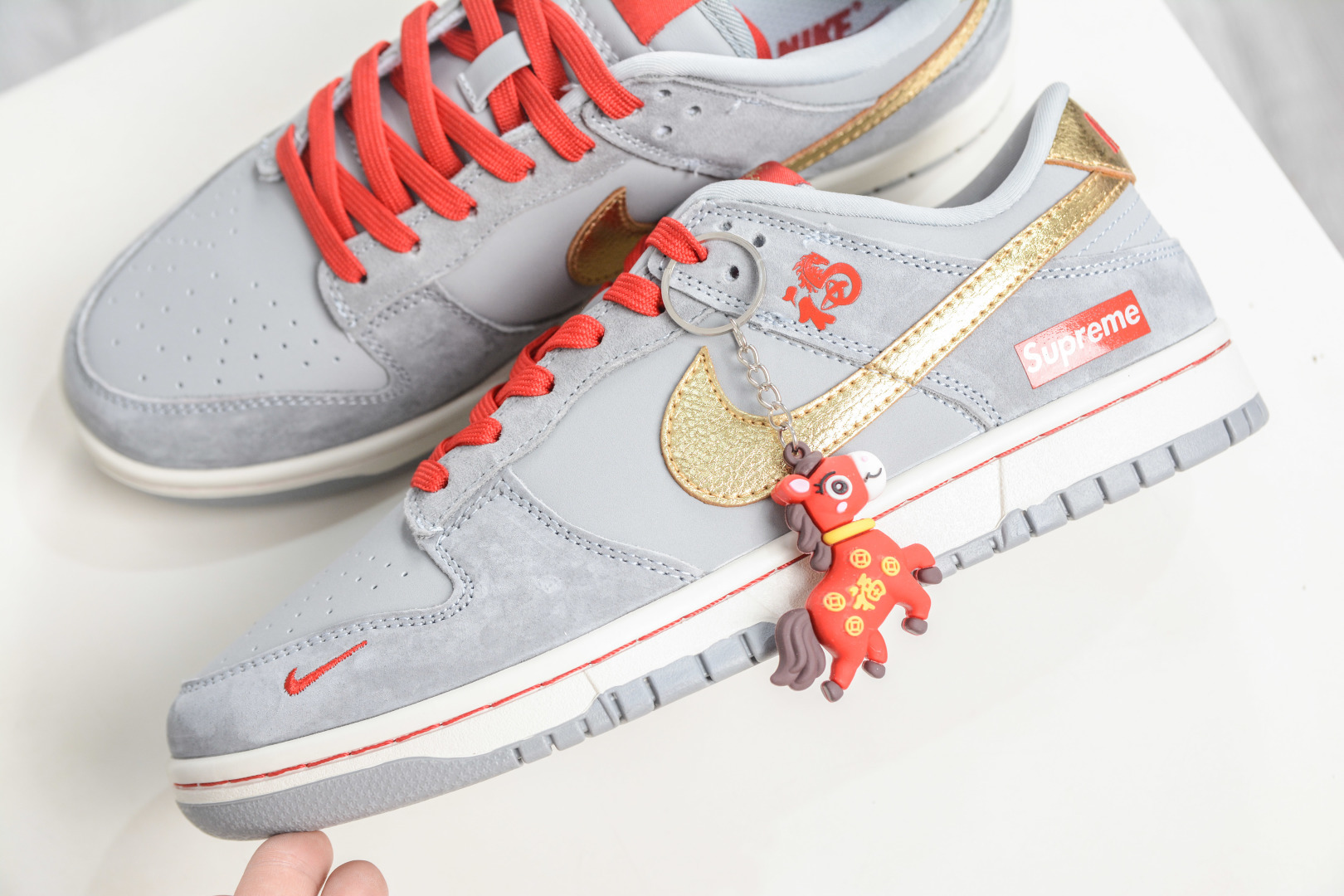 Nike SB Dunk Low x Superme SUP马年限定联名-鸿运灰金 NH0601-485 Nike SB Dunk Low x Superme SUP马年限定联名-鸿运灰金 NH0601-485