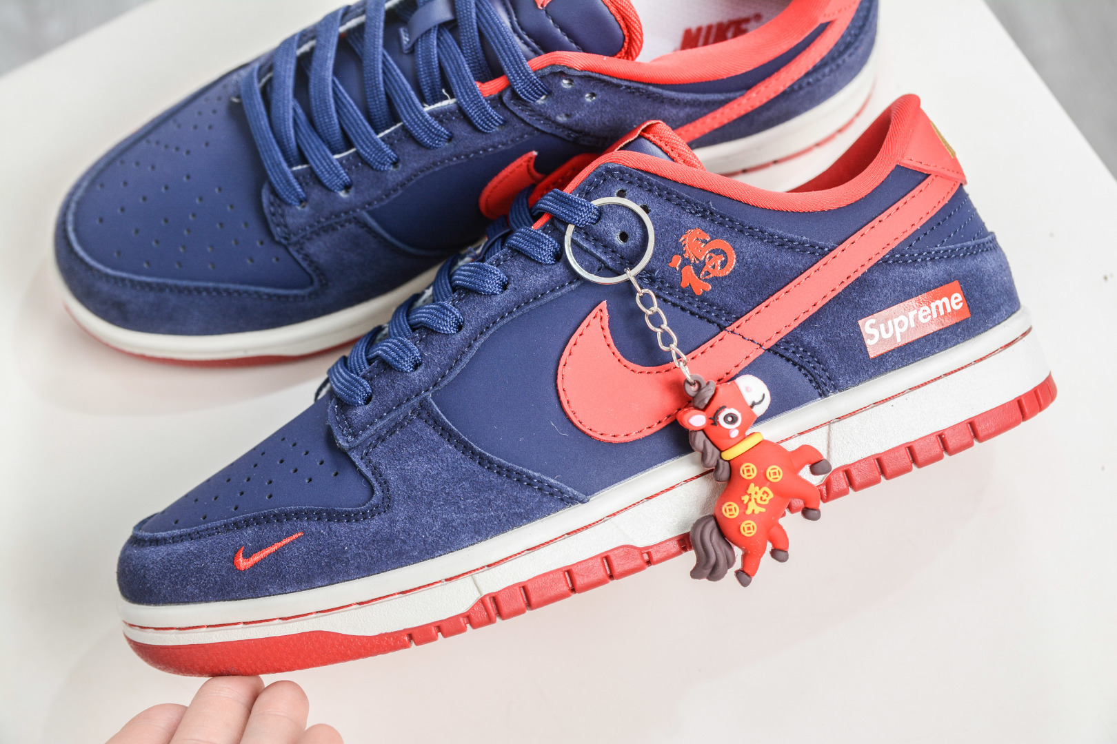 Nike SB Dunk Low x Superme SUP马年限定联名-幽蓝赤霞 NH0601-487-Top High Quatity Cheap Sneakers Fashion Clothing Clothes Bags handbags Shoes of all Brand wholesale With The best Quality And Beautiful Price from China Factory Chinese suppliers wholesaler seller Nike SB Dunk Low x Superme SUP马年限定联名-幽蓝赤霞 NH0601-487