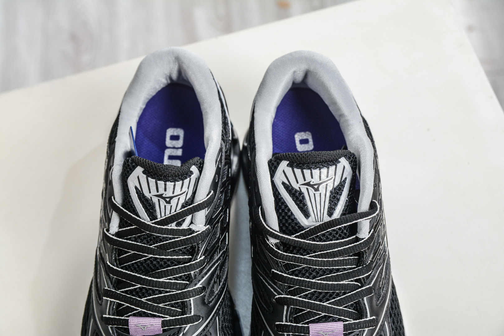 260 Mizuno 美津侬 WAVE PROPHECY 14S 复古时尚休闲舒适运动跑步鞋 D1GA25-Chinese UA Cheap High Quatity Brand Clothes Bags handbags Sneakers wholesale wholesaler seller from China Factory suppliers Fashion Clothing Shoes best Quality Beautiful Price 260 Mizuno 美津侬 WAVE PROPHECY 14S 复古时尚休闲舒适运动跑步鞋 D1GA25