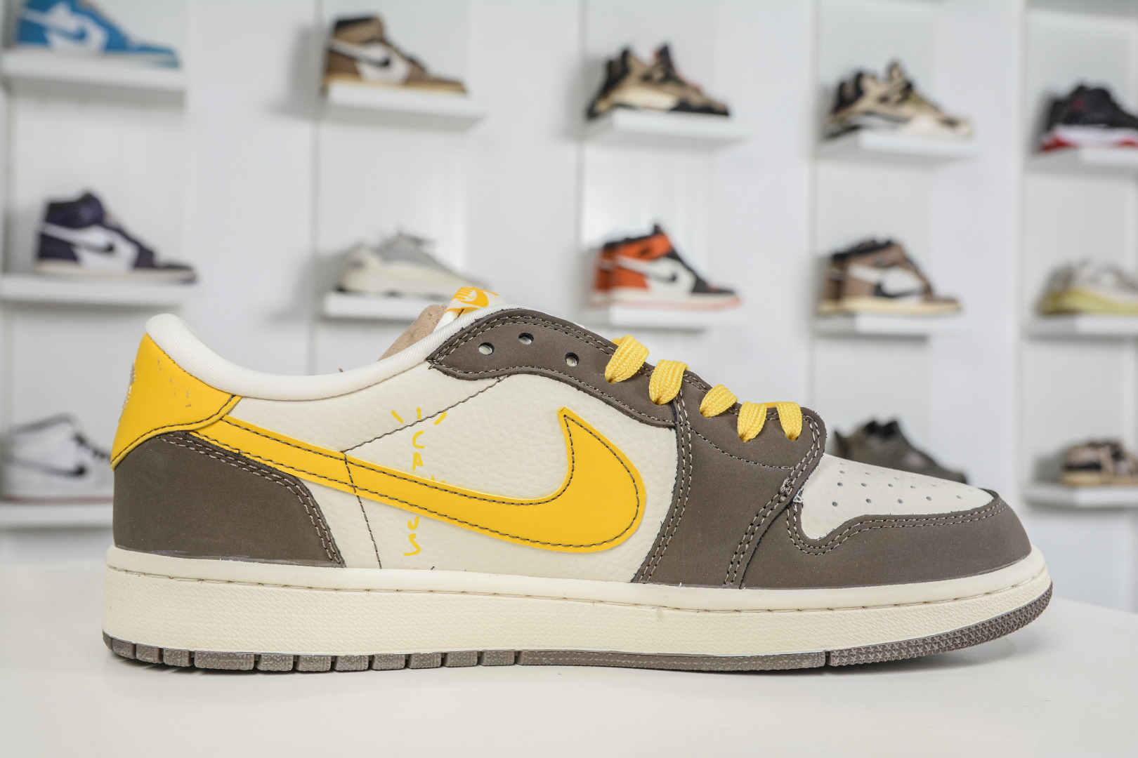Supreme x Travis Scott x Air Jordan 1 Low乔丹1代低帮倒钩Sup马年限定联名-米棕黄 XD1979-005-Top High Quatity Cheap Sneakers Fashion Clothing Clothes Bags handbags Shoes of all Brand wholesale With The best Quality And Beautiful Price from China Factory Chinese suppliers wholesaler seller Supreme x Travis Scott x Air Jordan 1 Low乔丹1代低帮倒钩Sup马年限定联名-米棕黄 XD1979-005