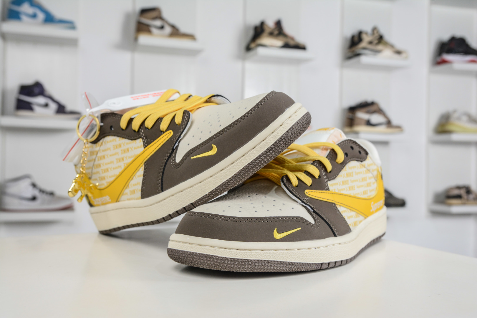 Supreme x Travis Scott x Air Jordan 1 Low乔丹1代低帮倒钩Sup马年限定联名-米棕黄 XD1979-005-Top High Quatity Cheap Sneakers Fashion Clothing Clothes Bags handbags Shoes of all Brand wholesale With The best Quality And Beautiful Price from China Factory Chinese suppliers wholesaler seller Supreme x Travis Scott x Air Jordan 1 Low乔丹1代低帮倒钩Sup马年限定联名-米棕黄 XD1979-005
