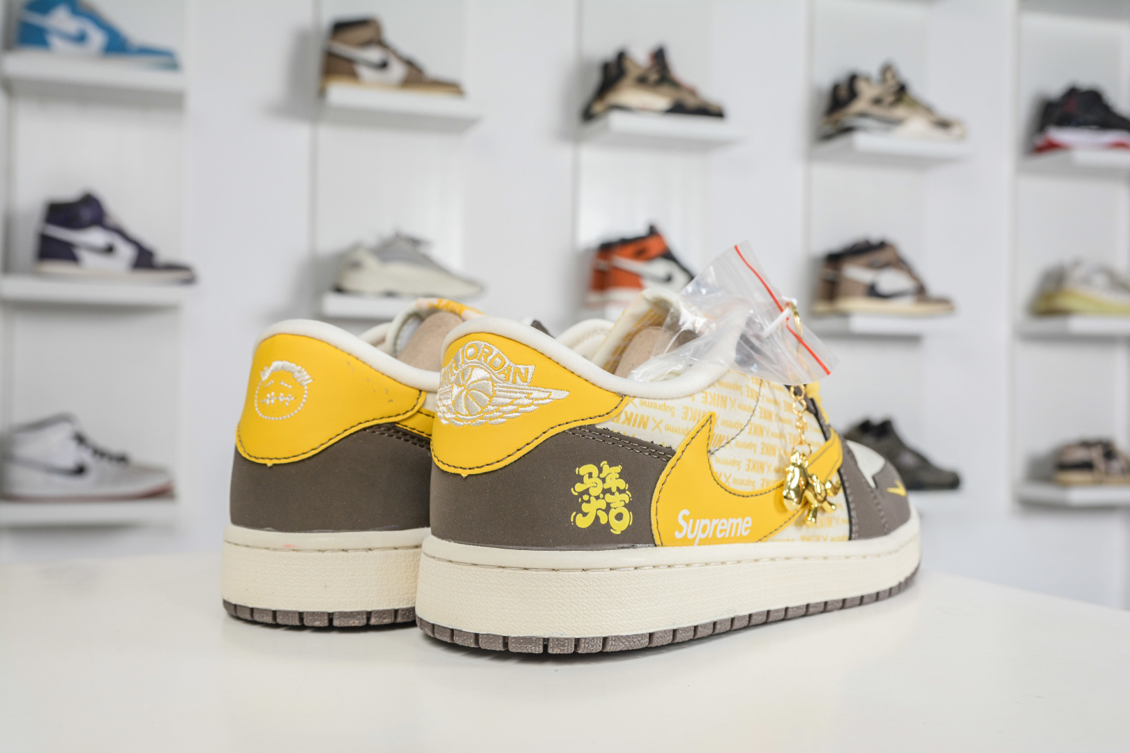Supreme x Travis Scott x Air Jordan 1 Low乔丹1代低帮倒钩Sup马年限定联名-米棕黄 XD1979-005-Top High Quatity Cheap Sneakers Fashion Clothing Clothes Bags handbags Shoes of all Brand wholesale With The best Quality And Beautiful Price from China Factory Chinese suppliers wholesaler seller Supreme x Travis Scott x Air Jordan 1 Low乔丹1代低帮倒钩Sup马年限定联名-米棕黄 XD1979-005