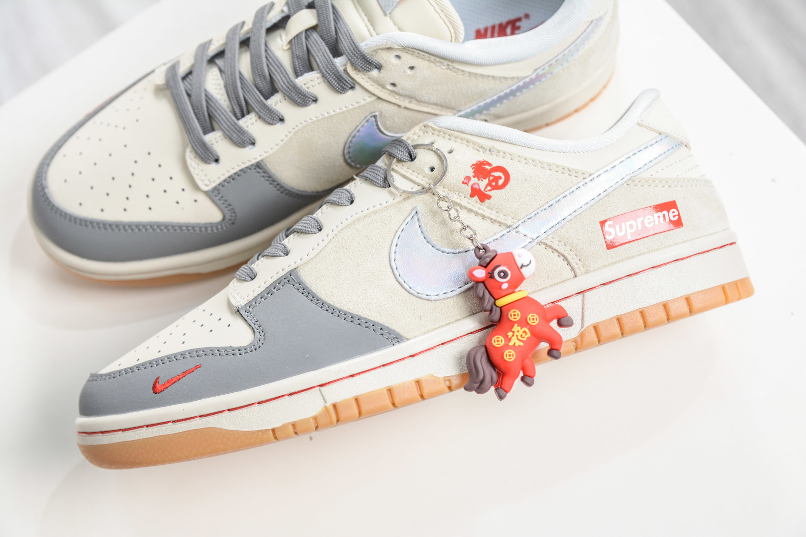 Nike SB Dunk Low x Superme SUP马年限定联名-浅棕灰银 NH0601-482