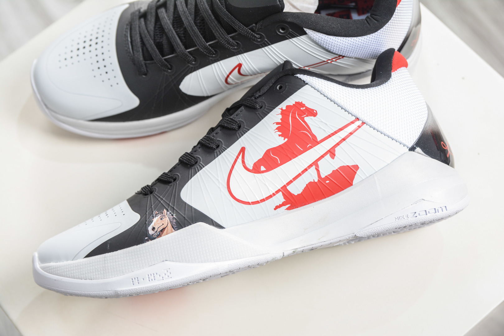 360 NK Zoom Kobe V 马年限定 CNY新年款 耐克 科比5代系列 低帮复刻实战运动低帮文化篮球鞋 CD4991-863-Chinese UA Cheap High Quatity Brand Clothes Bags handbags Sneakers wholesale wholesaler seller from China Factory suppliers Fashion Clothing Shoes best Quality Beautiful Price 360 NK Zoom Kobe V 马年限定 CNY新年款 耐克 科比5代系列 低帮复刻实战运动低帮文化篮球鞋 CD4991-863