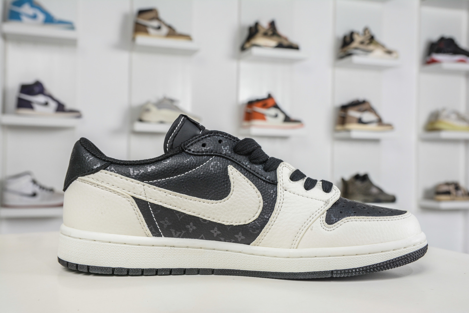 TS x Air Jordan x Louis Vuitton AJ1 Low 倒钩低帮LV联名-黑白红压纹 DZ2688-116-Top High Quatity Cheap Sneakers Fashion Clothing Clothes Bags handbags Shoes of all Brand wholesale With The best Quality And Beautiful Price from China Factory Chinese suppliers wholesaler seller TS x Air Jordan x Louis Vuitton AJ1 Low 倒钩低帮LV联名-黑白红压纹 DZ2688-116