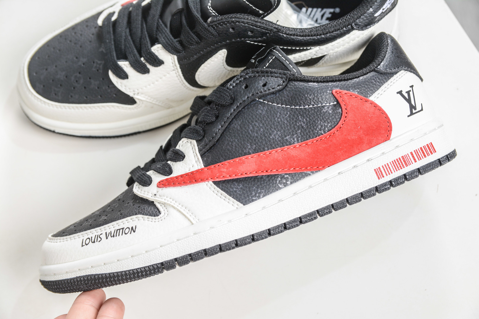 TS x Air Jordan x Louis Vuitton AJ1 Low 倒钩低帮LV联名-黑白红压纹 DZ2688-116-Top High Quatity Cheap Sneakers Fashion Clothing Clothes Bags handbags Shoes of all Brand wholesale With The best Quality And Beautiful Price from China Factory Chinese suppliers wholesaler seller TS x Air Jordan x Louis Vuitton AJ1 Low 倒钩低帮LV联名-黑白红压纹 DZ2688-116