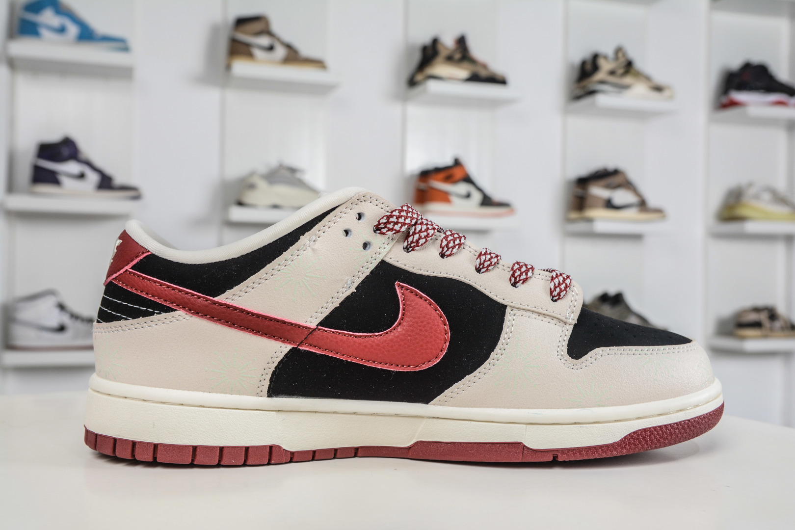 Nike SB Dunk Low 马年限定-米黑红 SL8888-001-Top High Quatity Cheap Sneakers Fashion Clothing Clothes Bags handbags Shoes of all Brand wholesale With The best Quality And Beautiful Price from China Factory Chinese suppliers wholesaler seller Nike SB Dunk Low 马年限定-米黑红 SL8888-001