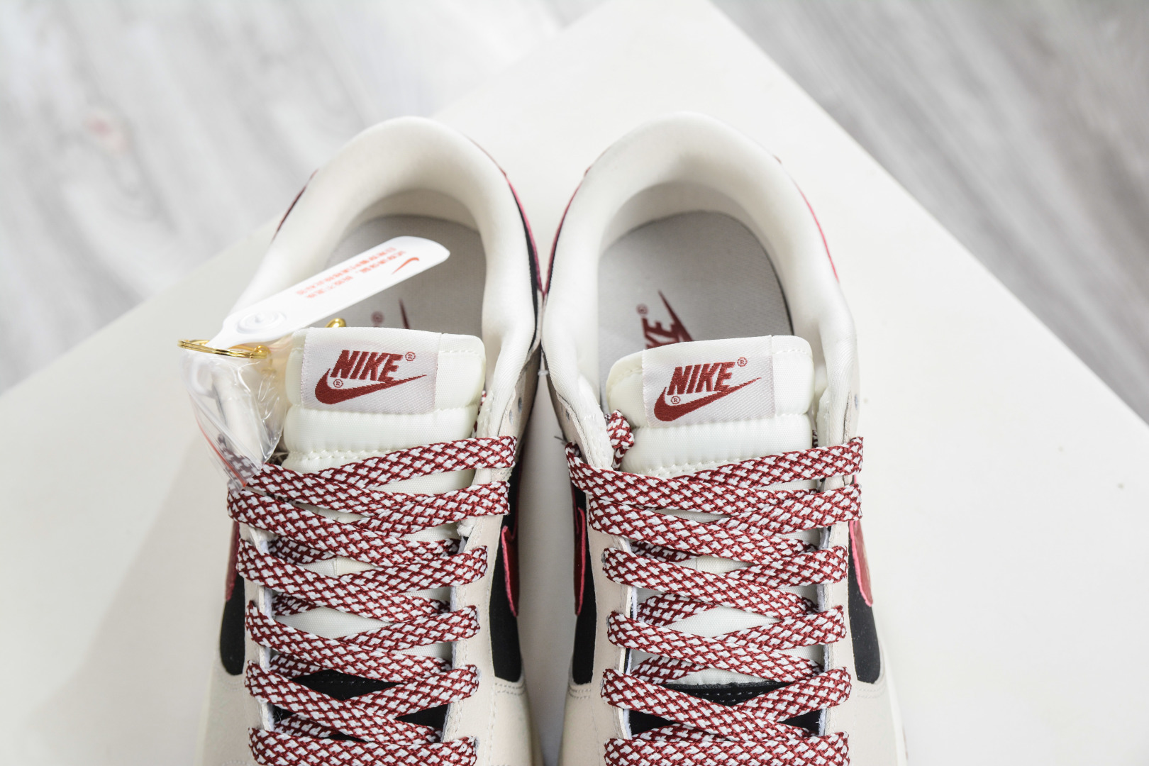 Nike SB Dunk Low 马年限定-米黑红 SL8888-001-Top High Quatity Cheap Sneakers Fashion Clothing Clothes Bags handbags Shoes of all Brand wholesale With The best Quality And Beautiful Price from China Factory Chinese suppliers wholesaler seller Nike SB Dunk Low 马年限定-米黑红 SL8888-001