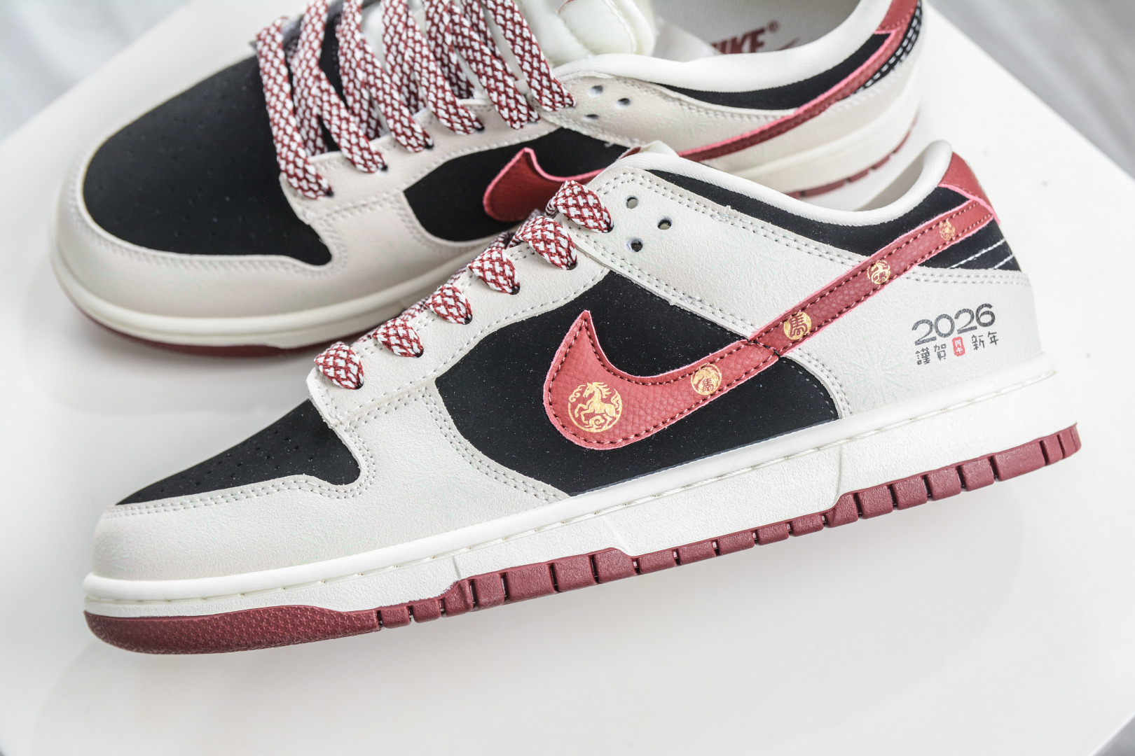 Nike SB Dunk Low 马年限定-米黑红 SL8888-001-Top High Quatity Cheap Sneakers Fashion Clothing Clothes Bags handbags Shoes of all Brand wholesale With The best Quality And Beautiful Price from China Factory Chinese suppliers wholesaler seller Nike SB Dunk Low 马年限定-米黑红 SL8888-001