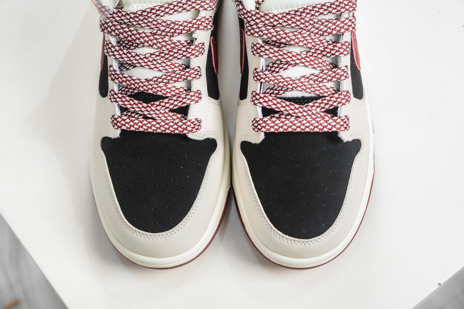 Nike SB Dunk Low 马年限定-米黑红 SL8888-001-Top High Quatity Cheap Sneakers Fashion Clothing Clothes Bags handbags Shoes of all Brand wholesale With The best Quality And Beautiful Price from China Factory Chinese suppliers wholesaler seller Nike SB Dunk Low 马年限定-米黑红 SL8888-001