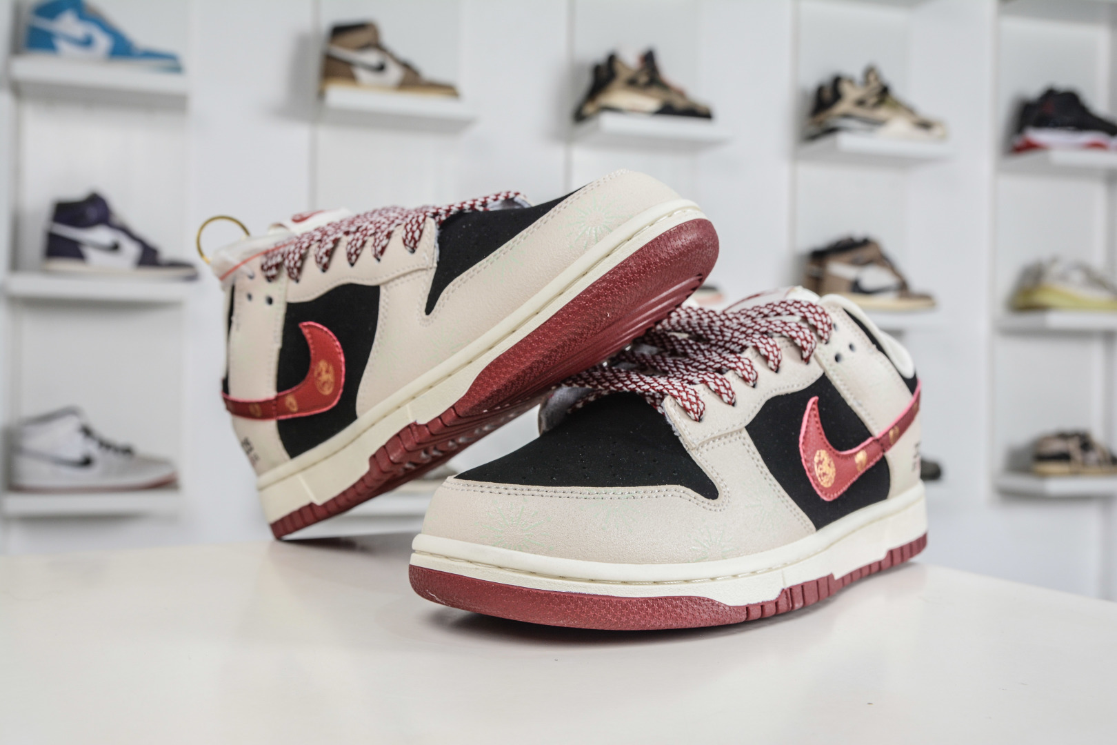Nike SB Dunk Low 马年限定-米黑红 SL8888-001-Top High Quatity Cheap Sneakers Fashion Clothing Clothes Bags handbags Shoes of all Brand wholesale With The best Quality And Beautiful Price from China Factory Chinese suppliers wholesaler seller Nike SB Dunk Low 马年限定-米黑红 SL8888-001