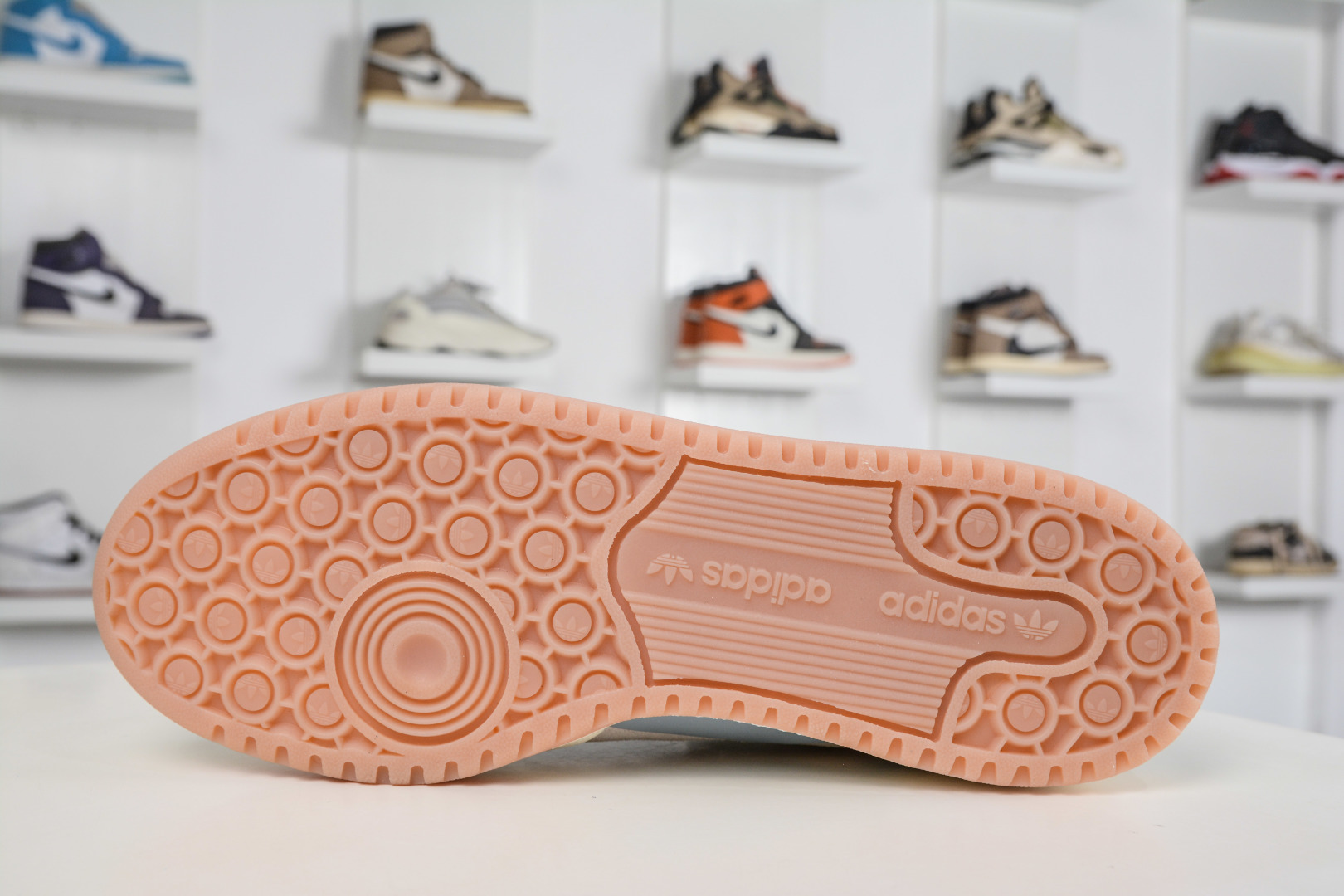 adidas Originals Forum 低帮百搭潮流休闲运动板鞋 IG3946 adidas Originals Forum 低帮百搭潮流休闲运动板鞋 IG3946