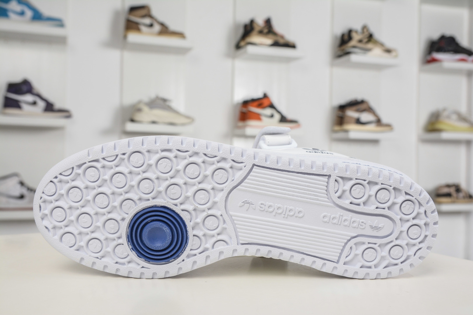 adidas Originals Forum 低帮百搭潮流休闲运动板鞋 FZ6296 adidas Originals Forum 低帮百搭潮流休闲运动板鞋 FZ6296